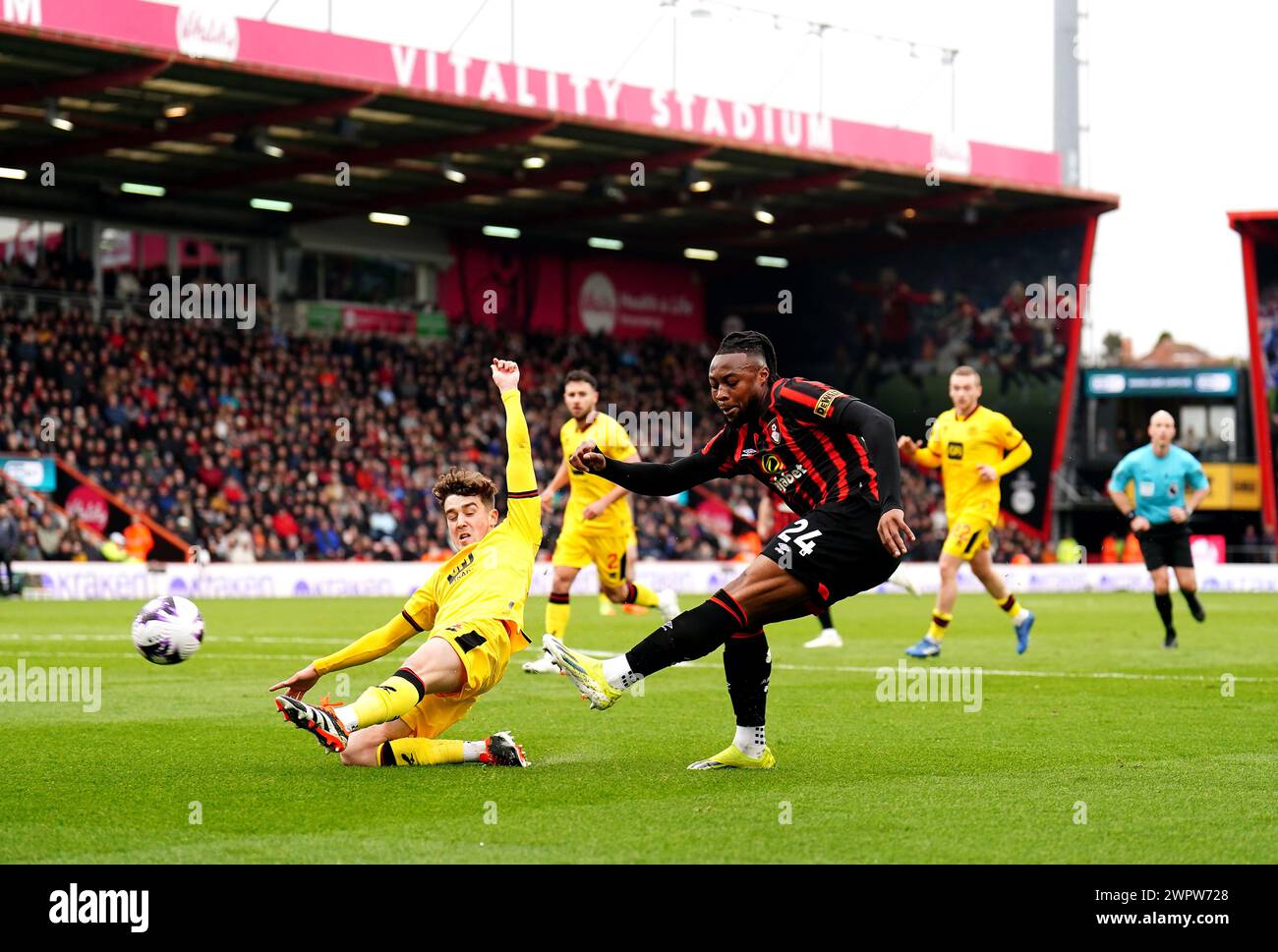 Antoine Semenyo de Bournemouth tire lors du match de premier League au Vitality Stadium de Bournemouth. Date de la photo : samedi 9 mars 2024. Banque D'Images