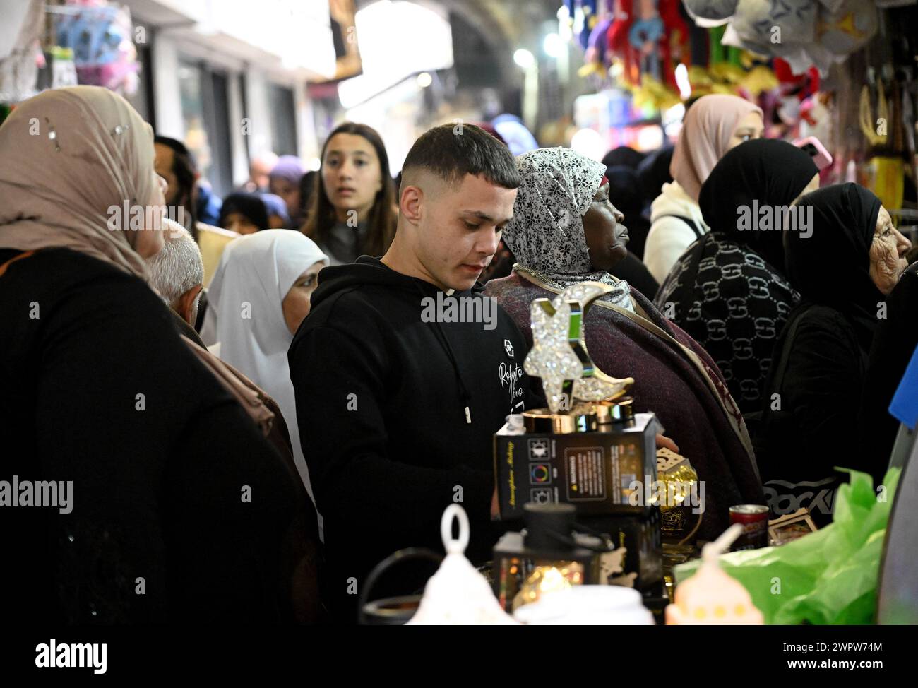 Vieille ville Jérusalem, Israël. 09 mars 2024. Les Palestiniens font leurs courses pour le mois sacré musulman du Ramadan dans la vieille ville de Jérusalem le samedi 9 mars 2024. Le Ramadan commence au coucher du soleil dimanche alors que la guerre Israël-Hamas entre dans son sixième mois. Le président américain Joe Biden a exprimé des inquiétudes quant au risque de violence à Jérusalem-est s’il n’y a pas d’accord de cessez-le-feu/prise d’otages avant le Ramadan. Photo de Debbie Hill/ crédit : UPI/Alamy Live News Banque D'Images
