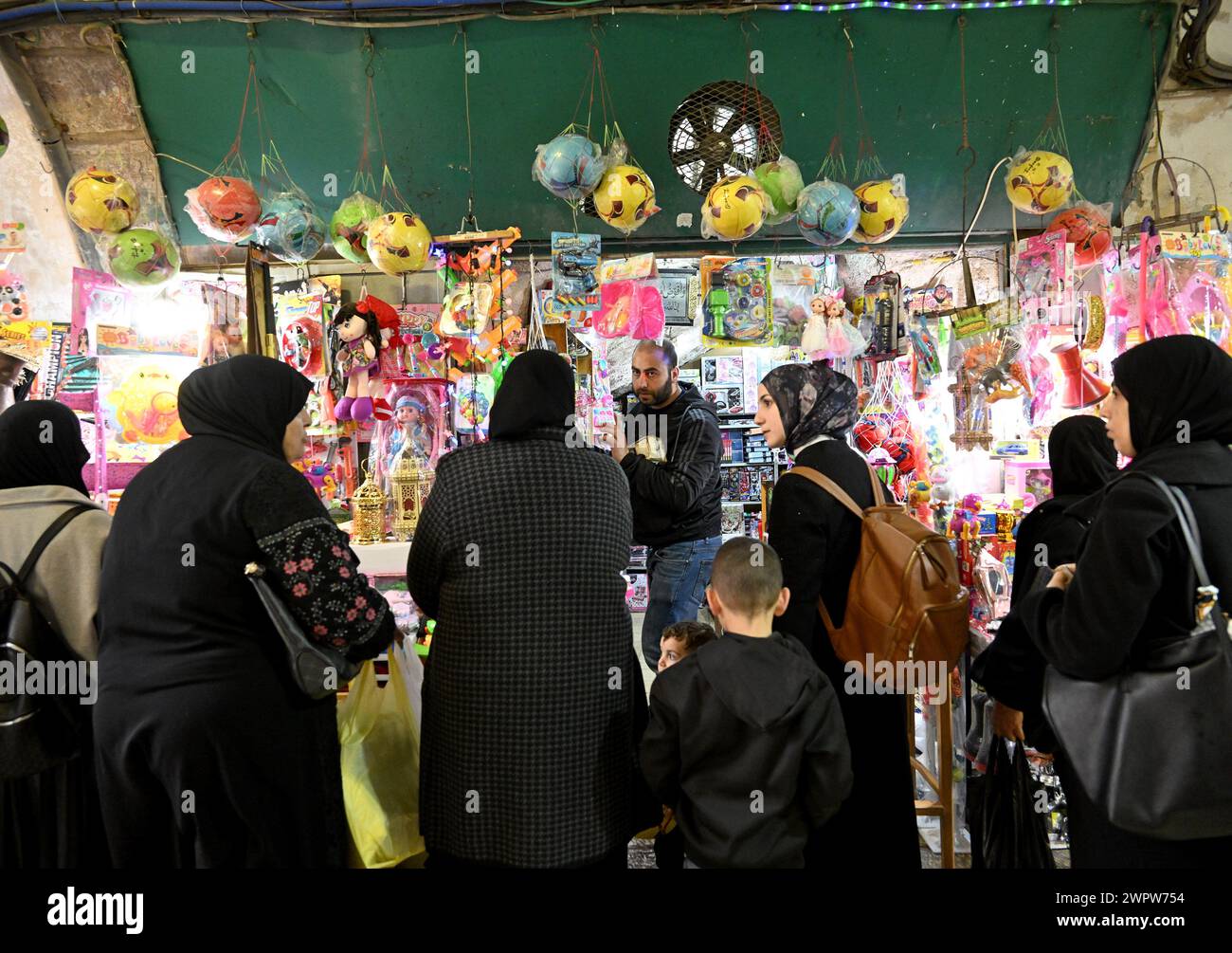 Vieille ville Jérusalem, Israël. 09 mars 2024. Les Palestiniens font leurs courses pour le mois sacré musulman du Ramadan dans la vieille ville de Jérusalem le samedi 9 mars 2024. Le Ramadan commence au coucher du soleil dimanche alors que la guerre Israël-Hamas entre dans son sixième mois. Le président américain Joe Biden a exprimé des inquiétudes quant au risque de violence à Jérusalem-est s’il n’y a pas d’accord de cessez-le-feu/prise d’otages avant le Ramadan. Photo de Debbie Hill/ crédit : UPI/Alamy Live News Banque D'Images