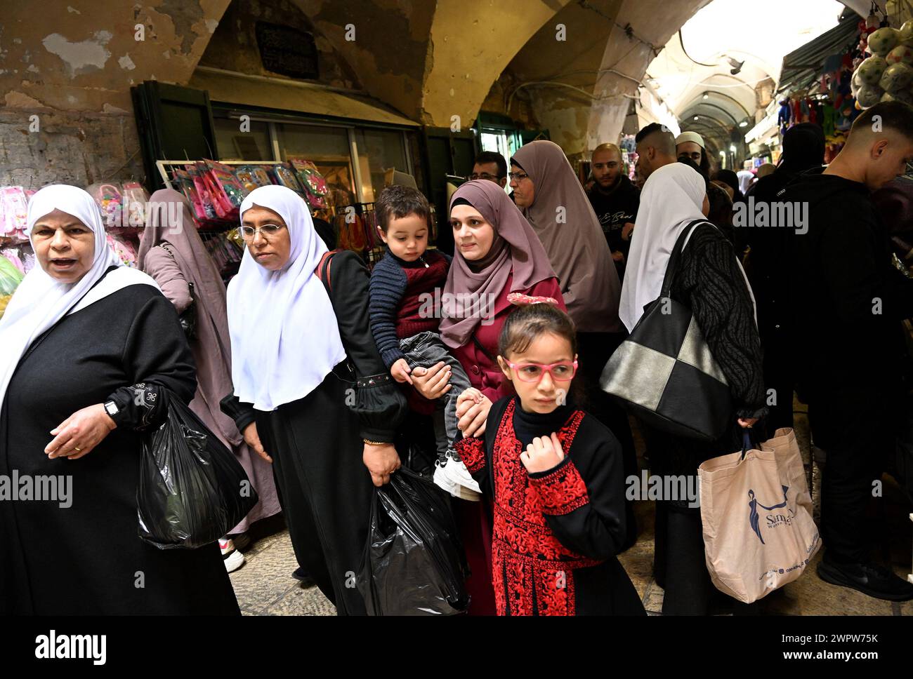 Vieille ville Jérusalem, Israël. 09 mars 2024. Les Palestiniens font leurs courses pour le mois sacré musulman du Ramadan dans la vieille ville de Jérusalem le samedi 9 mars 2024. Le Ramadan commence au coucher du soleil dimanche alors que la guerre Israël-Hamas entre dans son sixième mois. Le président américain Joe Biden a exprimé des inquiétudes quant au risque de violence à Jérusalem-est s’il n’y a pas d’accord de cessez-le-feu/prise d’otages avant le Ramadan. Photo de Debbie Hill/ crédit : UPI/Alamy Live News Banque D'Images