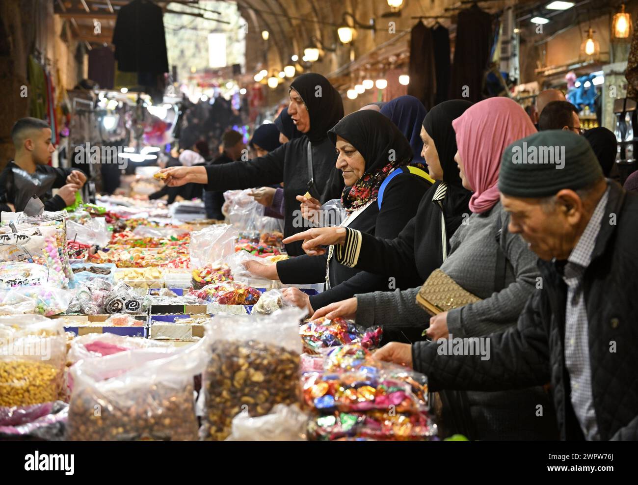 Vieille ville Jérusalem, Israël. 09 mars 2024. Les Palestiniens font leurs courses pour le mois sacré musulman du Ramadan dans la vieille ville de Jérusalem le samedi 9 mars 2024. Le Ramadan commence au coucher du soleil dimanche alors que la guerre Israël-Hamas entre dans son sixième mois. Le président américain Joe Biden a exprimé des inquiétudes quant au risque de violence à Jérusalem-est s’il n’y a pas d’accord de cessez-le-feu/prise d’otages avant le Ramadan. Photo de Debbie Hill/ crédit : UPI/Alamy Live News Banque D'Images