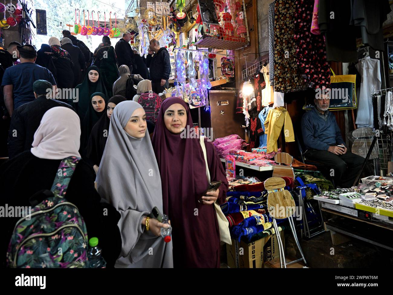 Vieille ville Jérusalem, Israël. 09 mars 2024. Les Palestiniens font leurs courses pour le mois sacré musulman du Ramadan dans la vieille ville de Jérusalem le samedi 9 mars 2024. Le Ramadan commence au coucher du soleil dimanche alors que la guerre Israël-Hamas entre dans son sixième mois. Le président américain Joe Biden a exprimé des inquiétudes quant au risque de violence à Jérusalem-est s’il n’y a pas d’accord de cessez-le-feu/prise d’otages avant le Ramadan. Photo de Debbie Hill/ crédit : UPI/Alamy Live News Banque D'Images