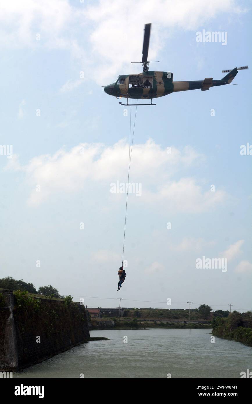 Colombo, Sri Lanka. 9 mars 2024. Un exercice de sauvetage est présenté lors de l'exposition technologique et éducative 'Air Tattoo - 2024' à Jaffna, Sri Lanka, le 9 mars 2024. L'exposition est prévue du 6 au 10 mars, en commémoration du 73e anniversaire de l'armée de l'air du Sri Lanka. Crédit : Gayan Sameera/Xinhua/Alamy Live News Banque D'Images