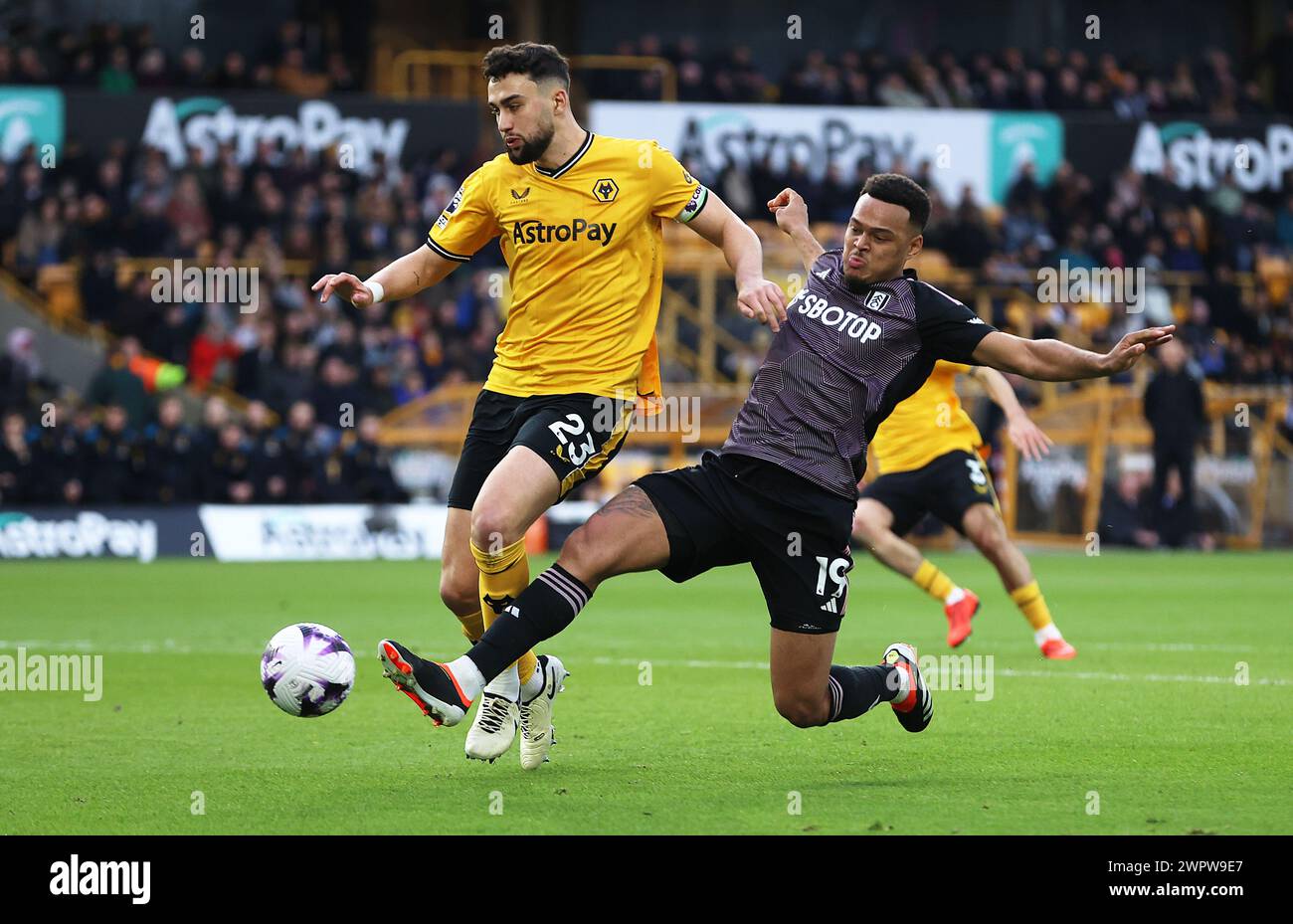 Wolverhampton, Royaume-Uni. 9 mars 2024. Max Kilman de Wolverhampton Wanderers est défié par Rodrigo Muniz de Fulham lors du match de premier League à Molineux, Wolverhampton. Le crédit photo devrait se lire : Cameron Smith/Sportimage crédit : Sportimage Ltd/Alamy Live News Banque D'Images