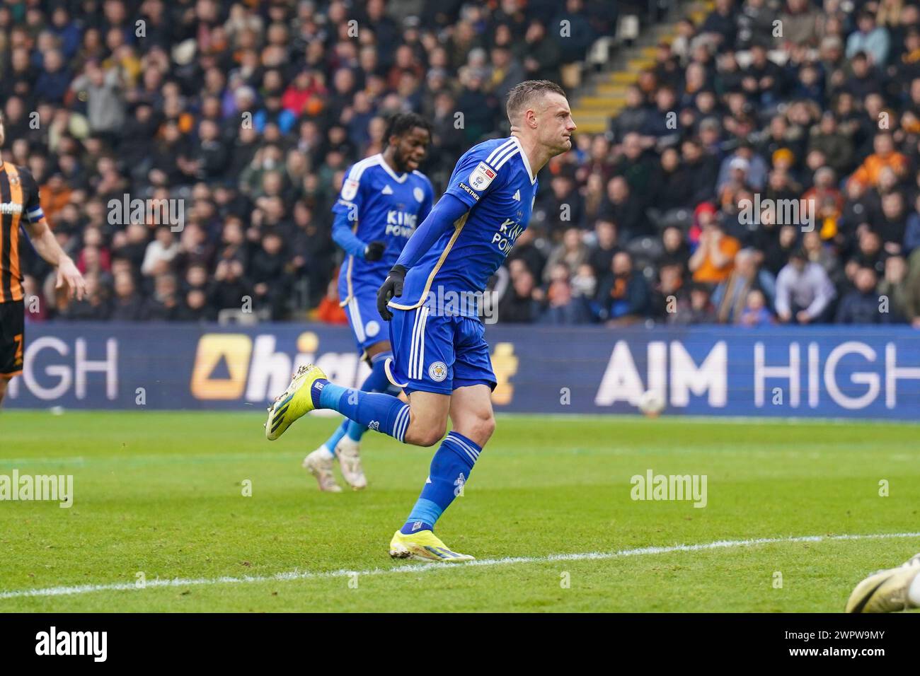 Hull, Royaume-Uni. 09 mars 2024. L'attaquant Jamie Vardy (9 ans) marque un BUT 1-1 et célèbre le match Hull City AFC v Leicester City FC SKY BET EFL Championship au MKM Stadium, Hull, Angleterre, Royaume-Uni le 9 mars 2024 crédit : Every second Media/Alamy Live News Banque D'Images