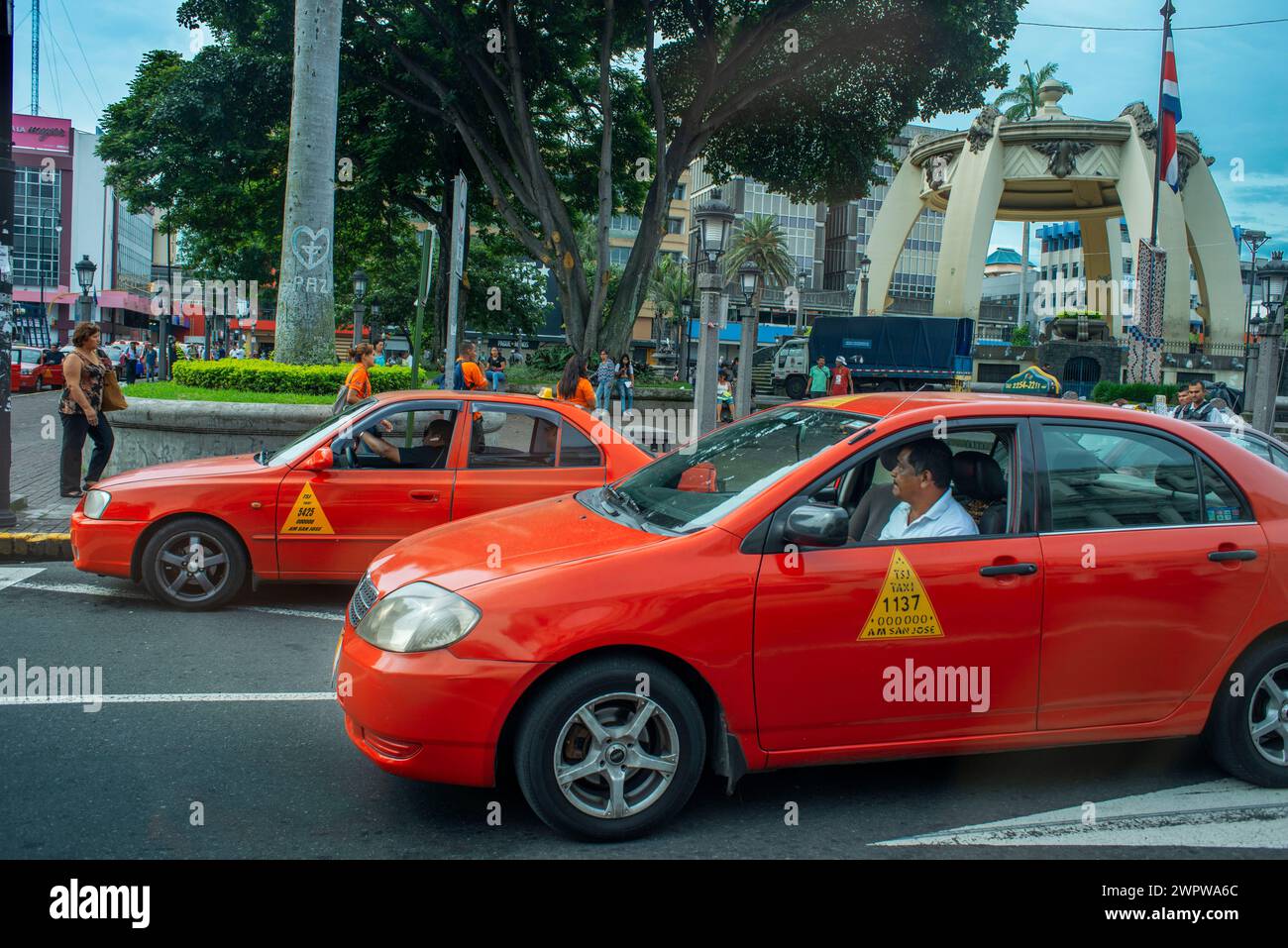 Taxis dans une scène de rue dans le centre de San Jose, Costa Rica Banque D'Images
