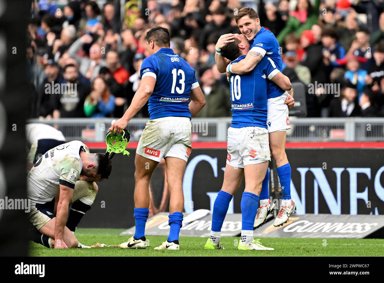 Rome, Italie. 09 mars 2024. Juan Ignacio Brex, Paolo Garbisi et Martin page-Relo d'Italie célèbrent la fin du match de rugby des six Nations entre l'Italie et l'Écosse au Stadio Olimpico à Rome le 9 mars 2024. Crédit : Insidefoto di andrea staccioli/Alamy Live News Banque D'Images