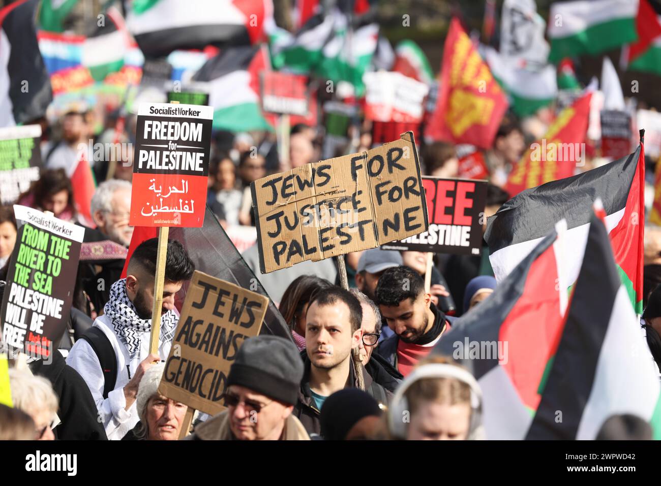 Londres, Royaume-Uni, 9 mars 2024. Des dizaines de milliers de personnes de tous horizons se sont jointes à la 10ème marche pour un cessez-le-feu à Gaza, et la première depuis le discours très médiatisé du premier ministre Rishi Sunak sur les extrémistes. La chanteuse galloise Charlotte Church a rejoint le rassemblement et devait prendre la parole. Crédit : Monica Wells/Alamy Live News Banque D'Images