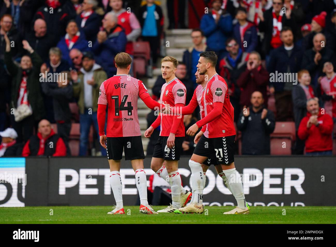 Joe Rothwell de Southampton (deuxième à droite) célèbre avoir marqué le troisième but de son équipe avec ses coéquipiers James Bree (à gauche), Flynn Downes et Taylor Harwood-Bellis (à droite) lors du Sky Bet Championship match au St Mary's Stadium, Southampton. Date de la photo : samedi 9 mars 2024. Banque D'Images