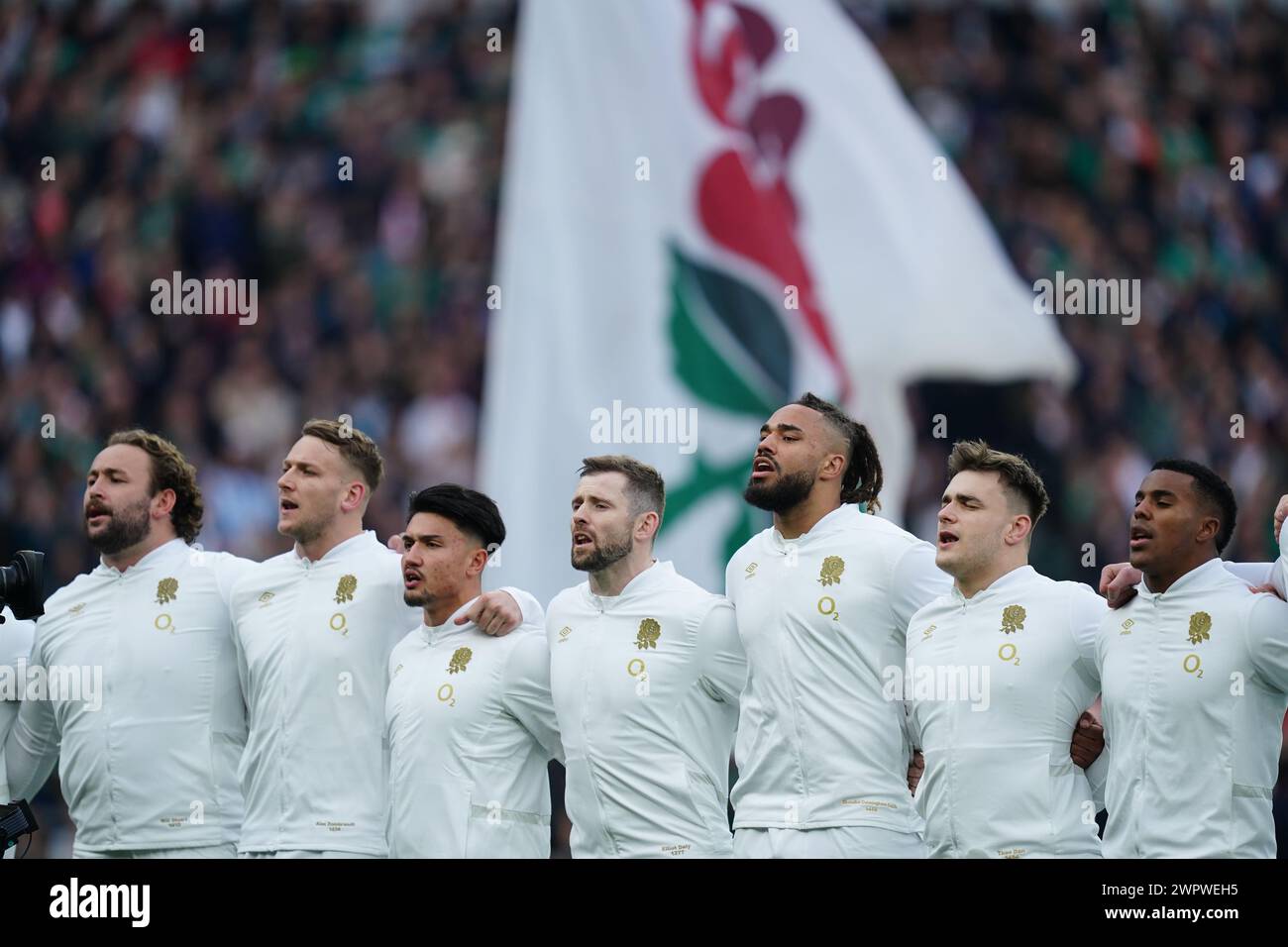 Les joueurs anglais chantent leur hymne national avant le match des six Nations Guinness au Twickenham Stadium, à Londres. Date de la photo : samedi 9 mars 2024. Banque D'Images