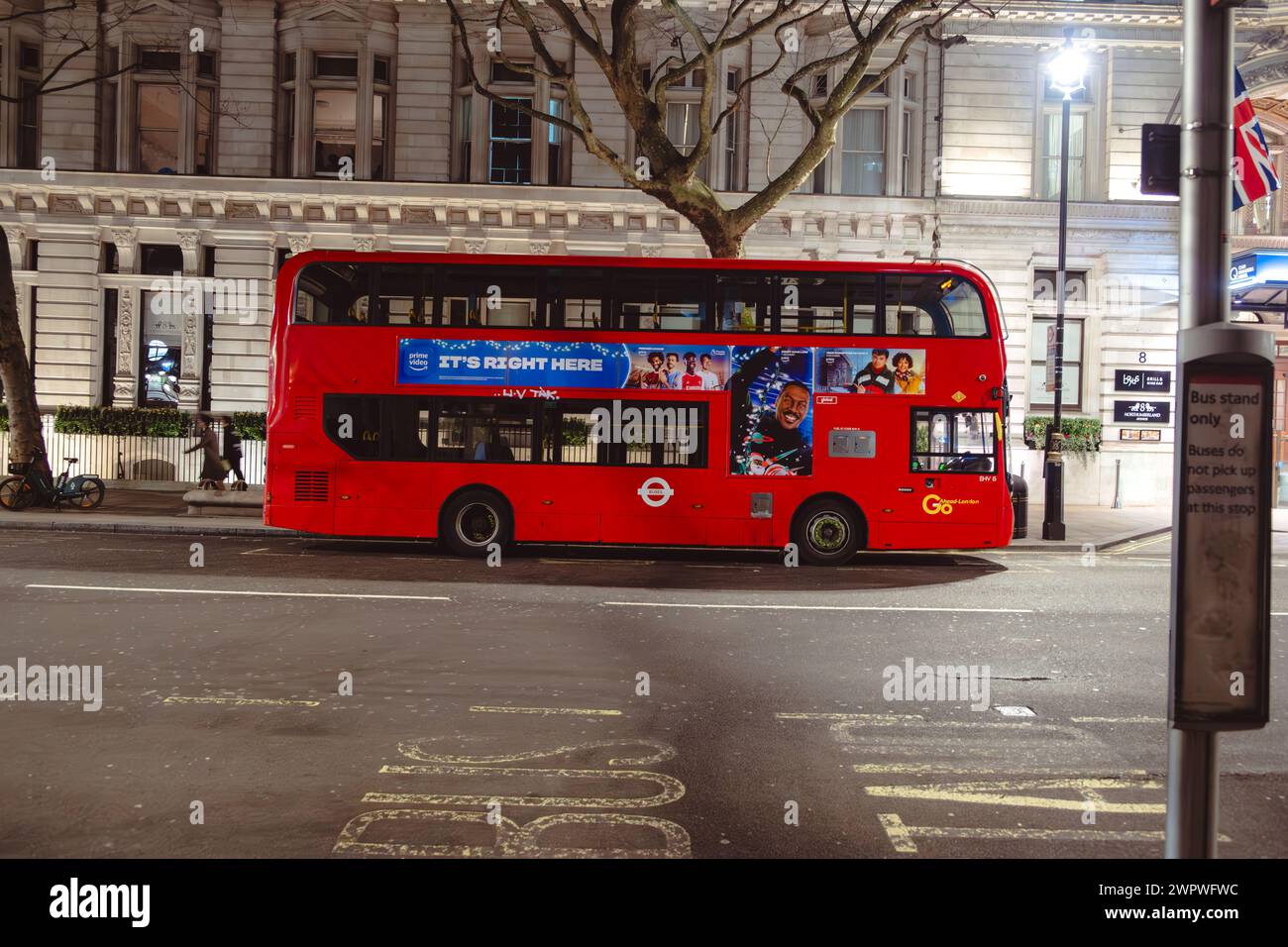 Iconic transport London bus au cœur de la ville Banque D'Images