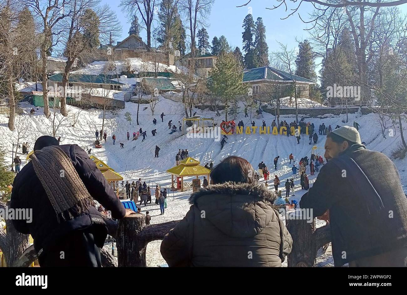 Les touristes apprécient dans la neige tandis que la zone enneigée après les fortes chutes de neige de la saison hivernale, ce qui diminue plus la température en dessous en degrés Celsius, à Church Park Nathiagali région à Abbottabad le samedi 9 mars 2024. Banque D'Images