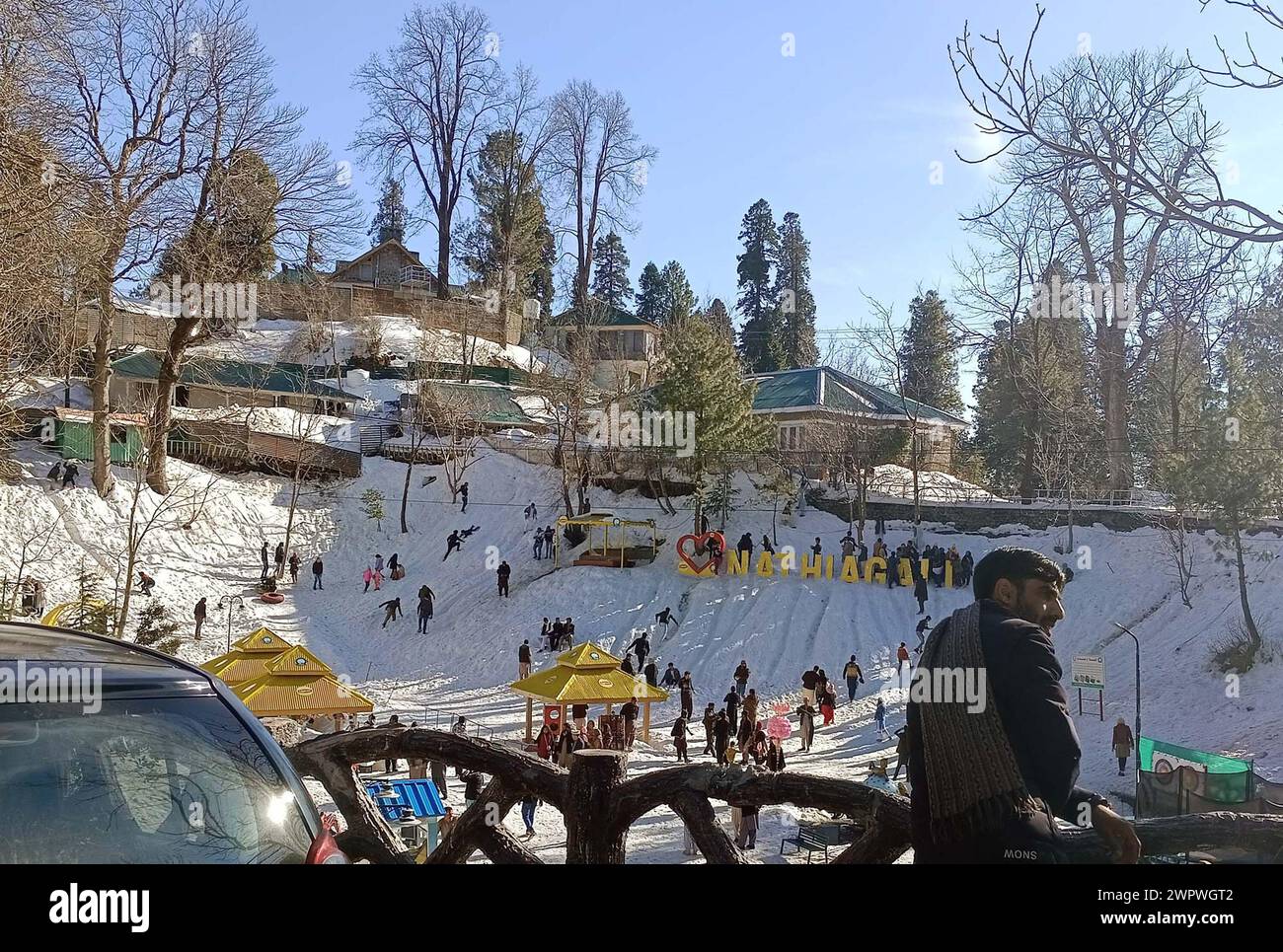 Les touristes apprécient dans la neige tandis que la zone enneigée après les fortes chutes de neige de la saison hivernale, ce qui diminue plus la température en dessous en degrés Celsius, à Church Park Nathiagali région à Abbottabad le samedi 9 mars 2024. Banque D'Images