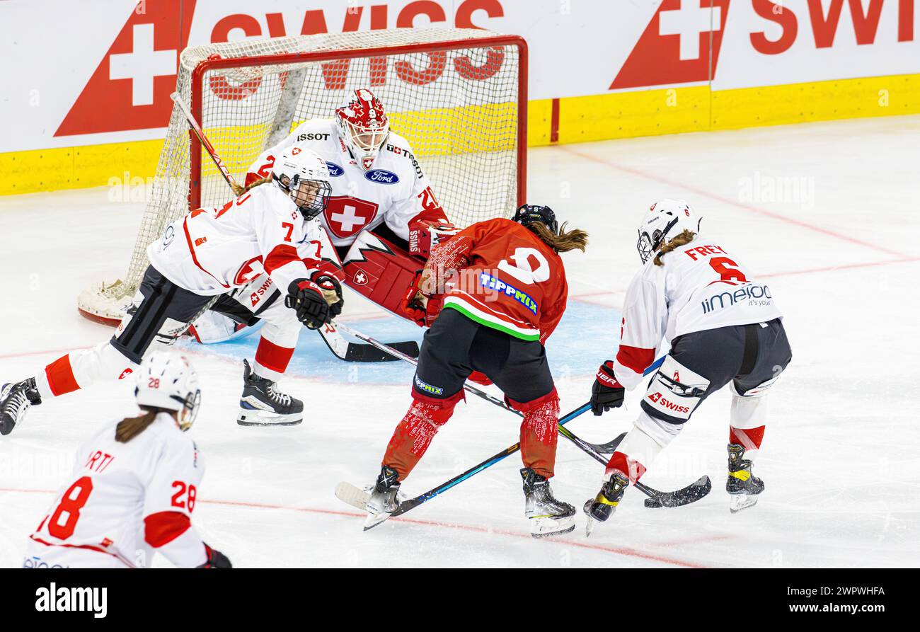 VOR dem Torhüter von #20 Andrea Brändli leisten #7 Lara Stalder und #6 Mara Frey gemeinsam Defensivarbeit gegen die Ungarin #9 Berta Mozolai. (Kloten, Banque D'Images