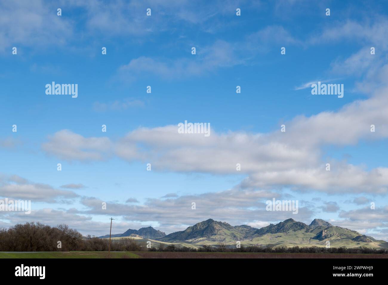 Les Sutter Buttes, connues sous le nom de la plus petite chaîne de montagnes, par une journée partiellement nuageuse et un espace de copie de ciel bleu Banque D'Images