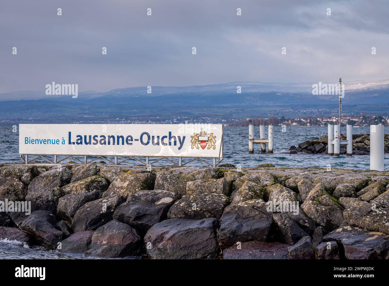 Ouchy, Lausanne, Suisse - 01.2024 : Bienvenue à Lausanne Ouchy panneau. Messages de bienvenue en français. Banque D'Images