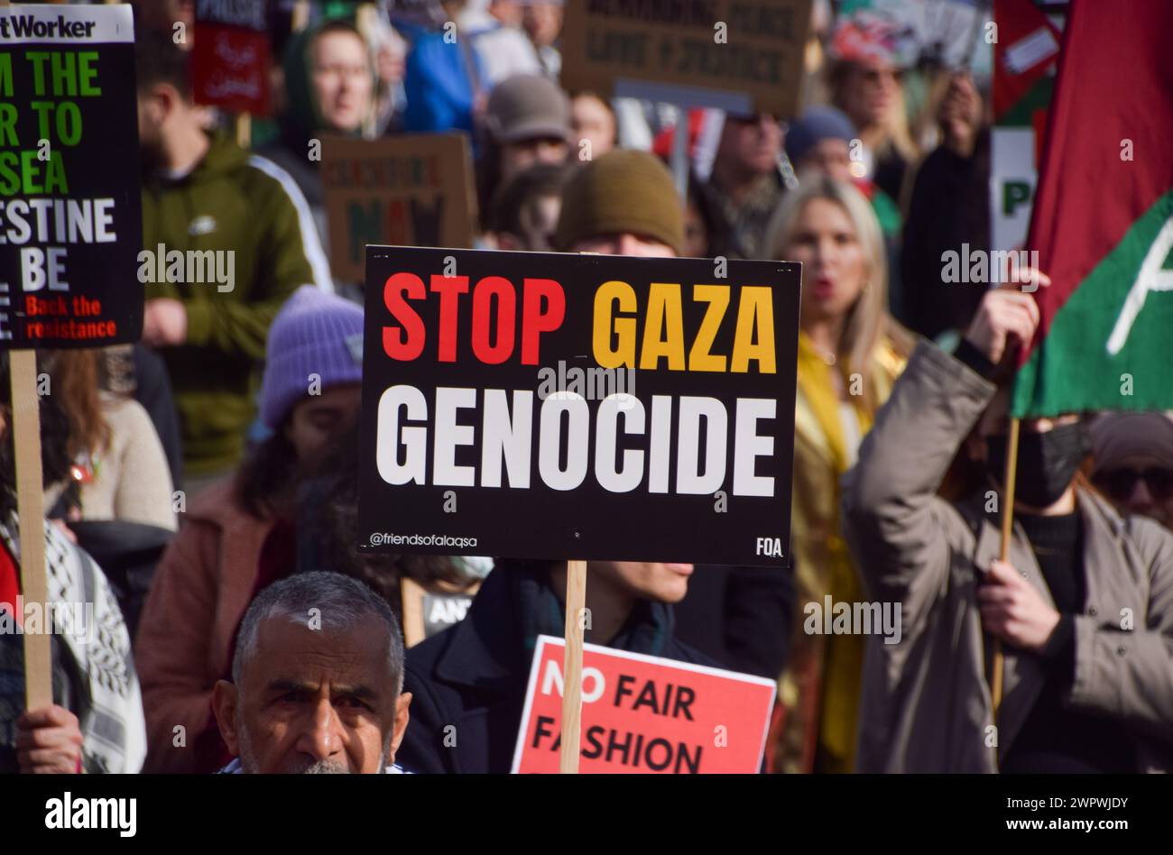 Londres, Royaume-Uni. 09 mars 2024. Un manifestant tient une pancarte « Halte au génocide de Gaza » pendant la manifestation. Des milliers de personnes défilent vers l’ambassade américaine en solidarité avec la Palestine, appelant à un cessez-le-feu alors que la guerre Israël-Hamas se poursuit. (Photo de Vuk Valcic/SOPA images/SIPA USA) crédit : SIPA USA/Alamy Live News Banque D'Images