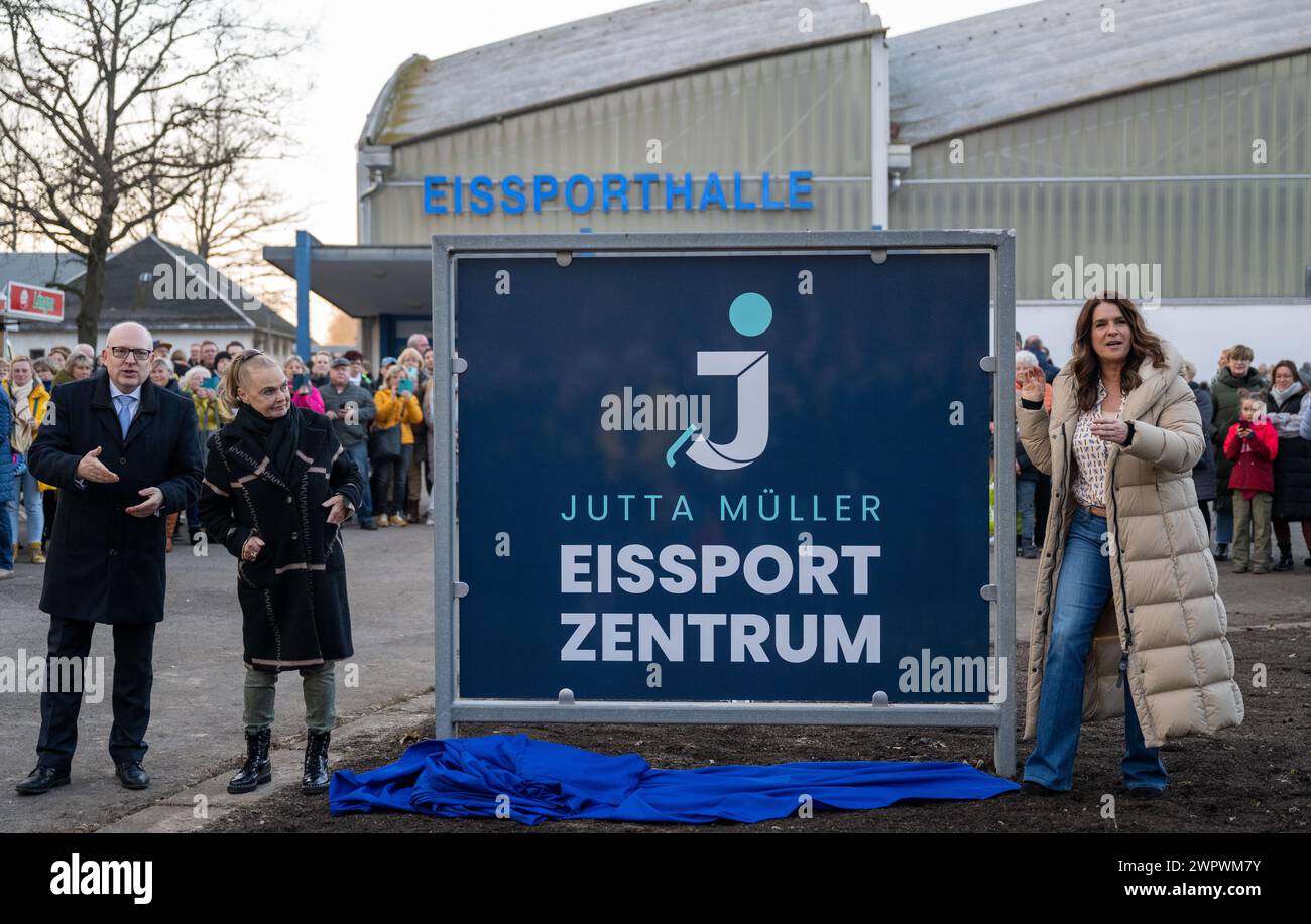 Chemnitz, Allemagne. 09 mars 2024. À la mémoire du regretté entraîneur de patinage artistique Jutta Müller, Sven Schulze (SPD, à partir de la gauche), maire de Chemnitz, fille de Müller, Gabriele Seyfert, championne du monde et d'Europe de patinage artistique, et Katarina Witt, championne olympique et championne du monde de patinage artistique, dévoilent une plaque nominative à la patinoire de Chemnitz. À l'avenir, le centre de sports de glace portera le nom de l'entraîneur de patinage artistique le plus réussi au monde. Müller meurt au début du mois de novembre à l'âge de 94 ans. Crédit : Hendrik Schmidt/dpa/Alamy Live News Banque D'Images