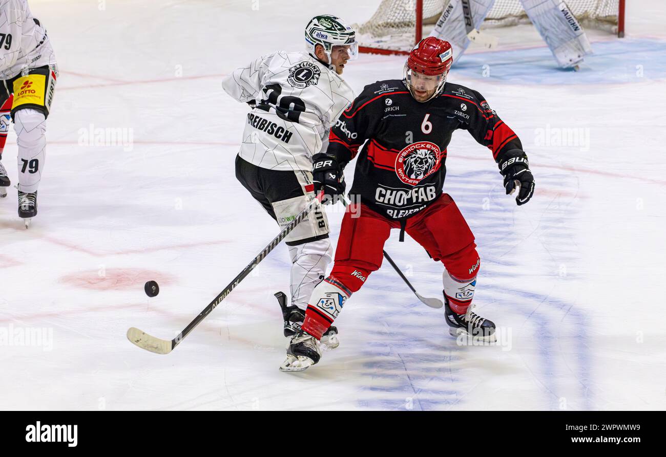 Winterthur Verteidiger #6 Gianluca March versucht den Puck unter Kontrolle zu bringen, dies wird durch Steelers Stürmer #29 Alexander Preibisch erschw Banque D'Images