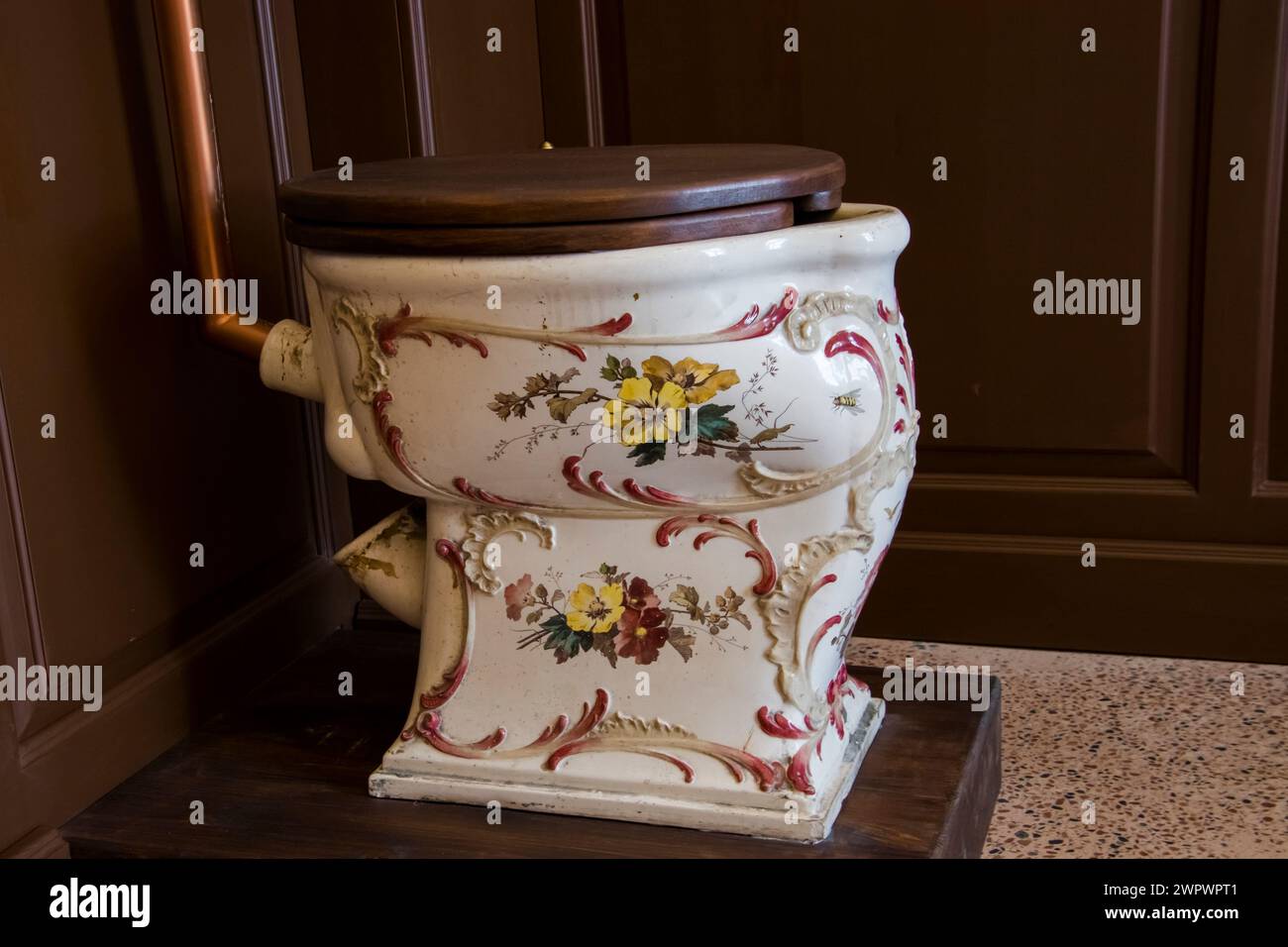 Toilettes en porcelaine dans le Château Nadasdy à Nadasdladany Banque D'Images