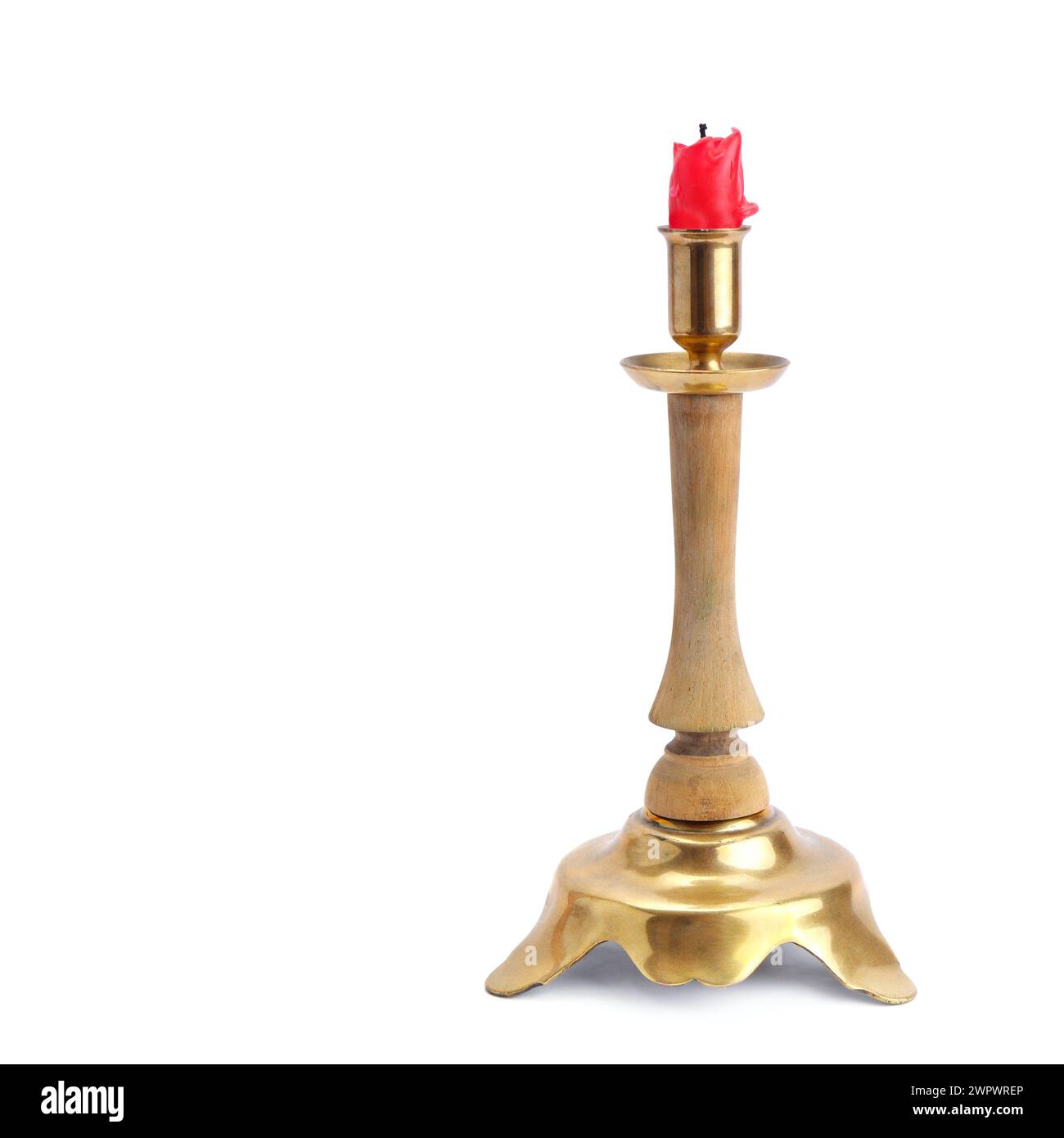Bougie dans Old Candlestick isolé sur fond blanc. Espace libre pour votre texte. Banque D'Images