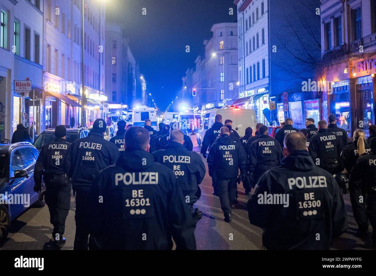 Berlin, Allemagne. 09 mars 2024. Des policiers traversent Oranienstraße lors d'une manifestation de groupes de gauche sous le slogan "solidarité avec ceux qui se cachent et les prisonniers". Crédit : Christophe Gateau/dpa/Alamy Live News Banque D'Images