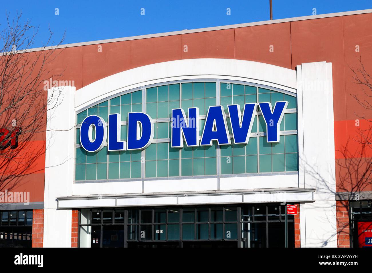Une vielle vitrine de la Navy et une signalisation dans un centre commercial du comté de Queens, New York. Old Navy est un détaillant de vêtements américain appartenant à The Gap. Banque D'Images