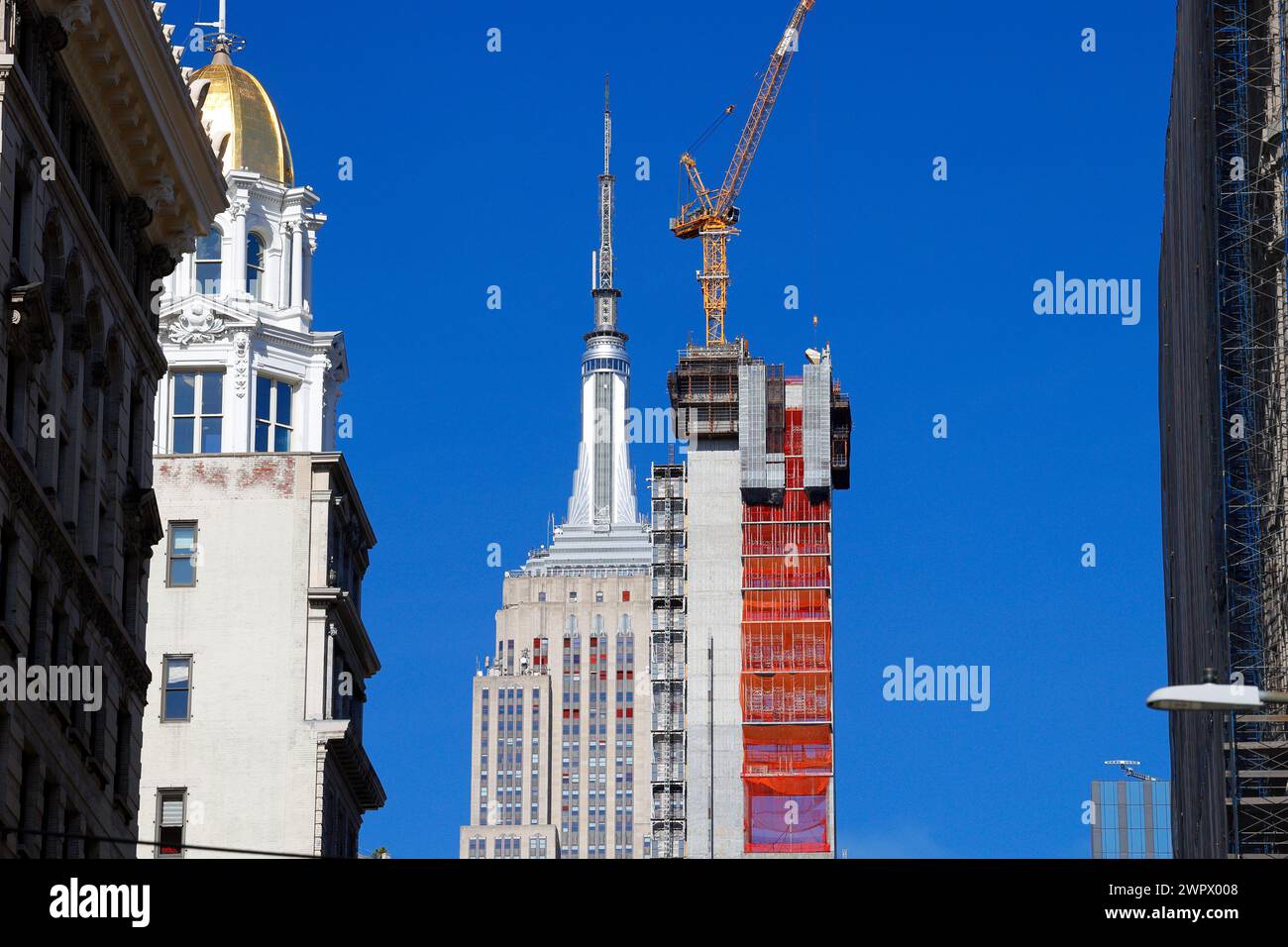 Vue sur l'Empire State Building et un gratte-ciel de 860 pieds en construction au 262 Fifth Avenue. Banque D'Images