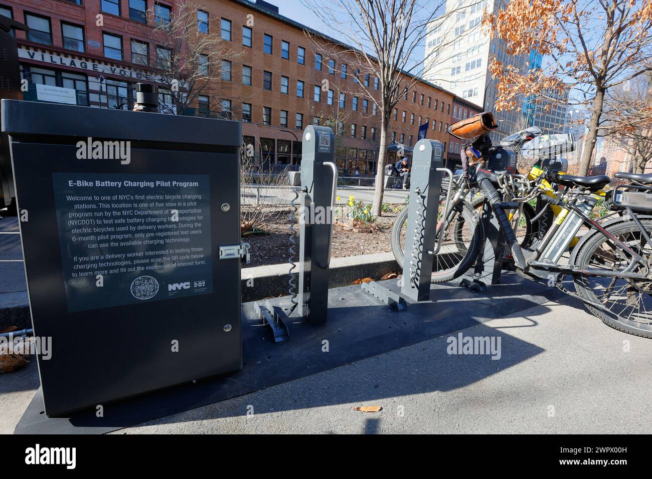 Vélos de livraison électriques à une station d'étude pilote de charge de batterie E Bike à Cooper Union Square à Manhattan, New York, le 8 mars 2024. Banque D'Images