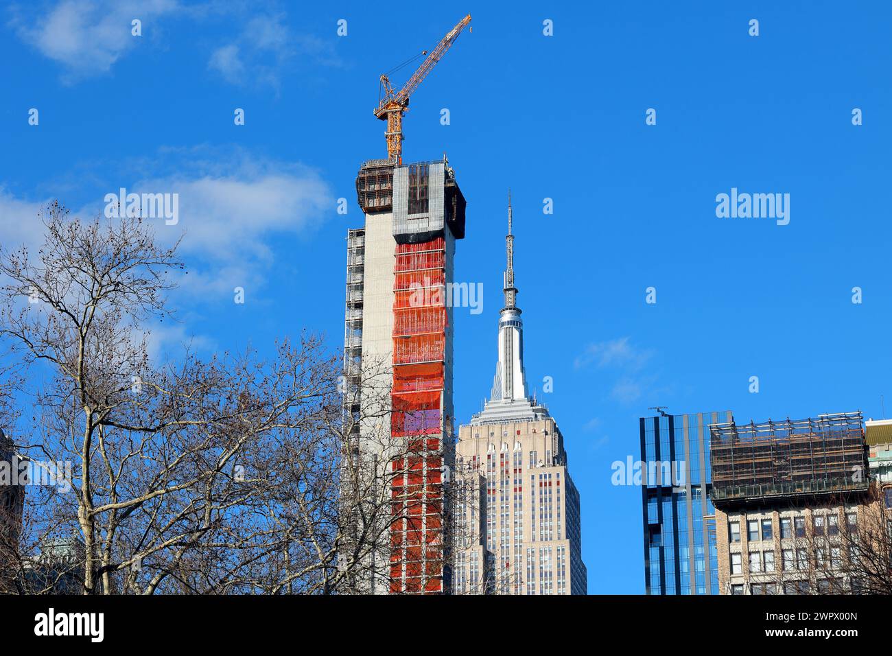 Vue depuis Madison Square Park de l'Empire State Building, et un gratte-ciel d'appartement de 860 pieds en construction au 262 Fifth Avenue. Banque D'Images