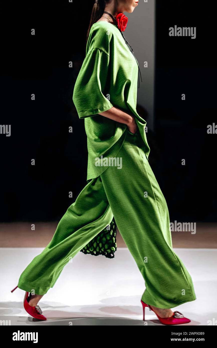Détails d'un costume élégant vert vif et talons rouges. Mode décontracté élégant pour femmes Banque D'Images