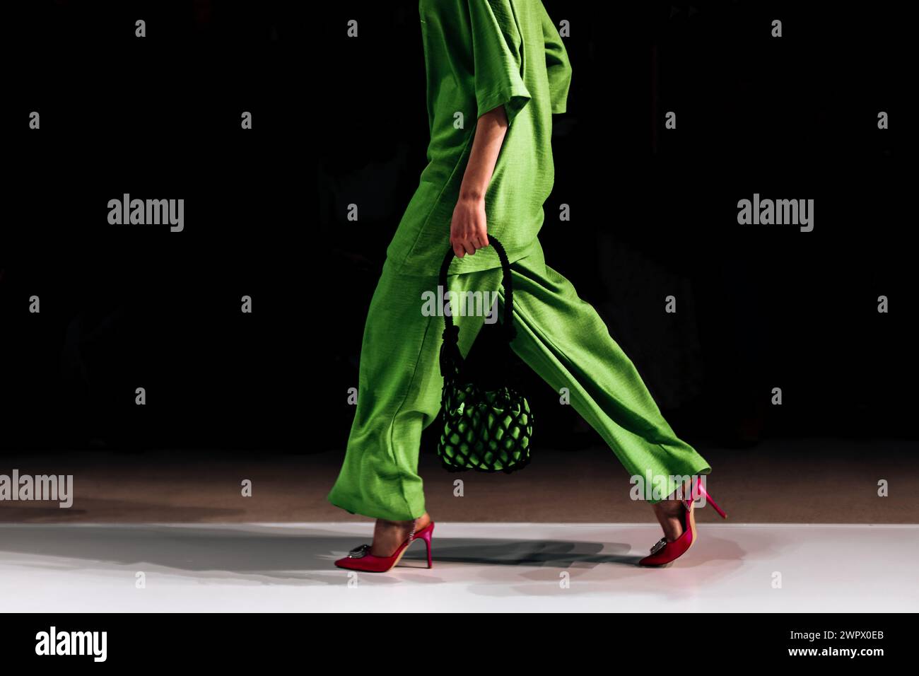 Détails d'un pantalon élégant vert vif, chemisier et talons rouges. Mode décontracté élégant pour femmes Banque D'Images