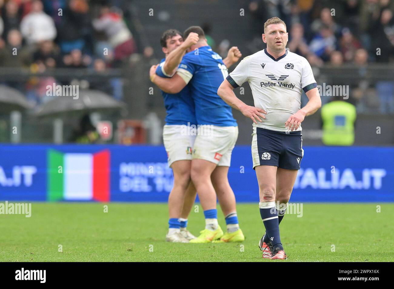 9 mars 2024 ; Stadio Olimpico, Rome, Italie : six Nations International Rugby, Italie contre Ecosse ; Finn Russell d'Ecosse alors que Paolo Garbisi d'Italie marque avec le coup de pied de conversion d'essai Banque D'Images