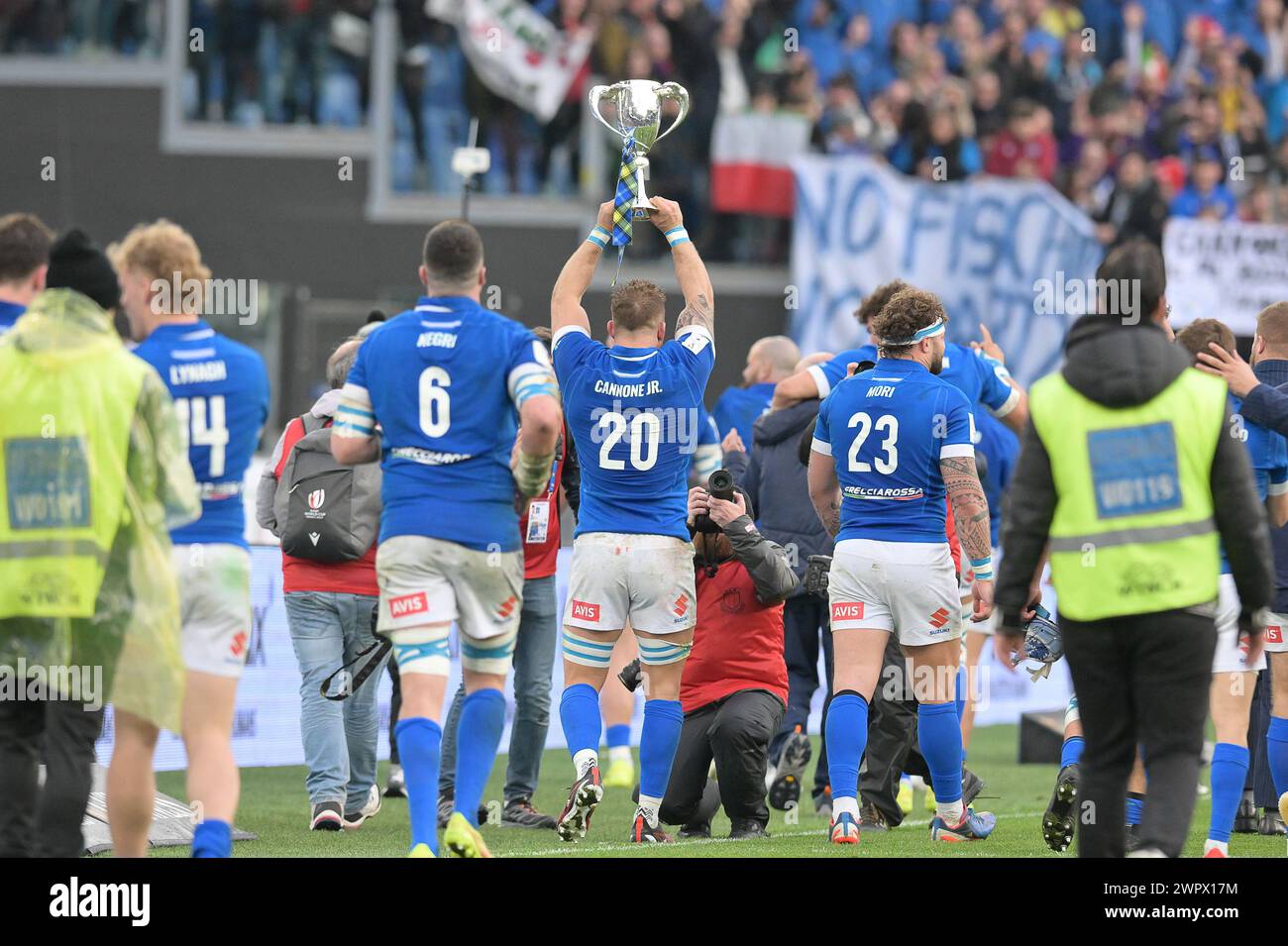 9 mars 2024 ; Stadio Olimpico, Rome, Italie : six Nations International Rugby, Italie contre Ecosse ; Lorenzo Cannone d'Italie avec le trophée comme vainqueur Banque D'Images