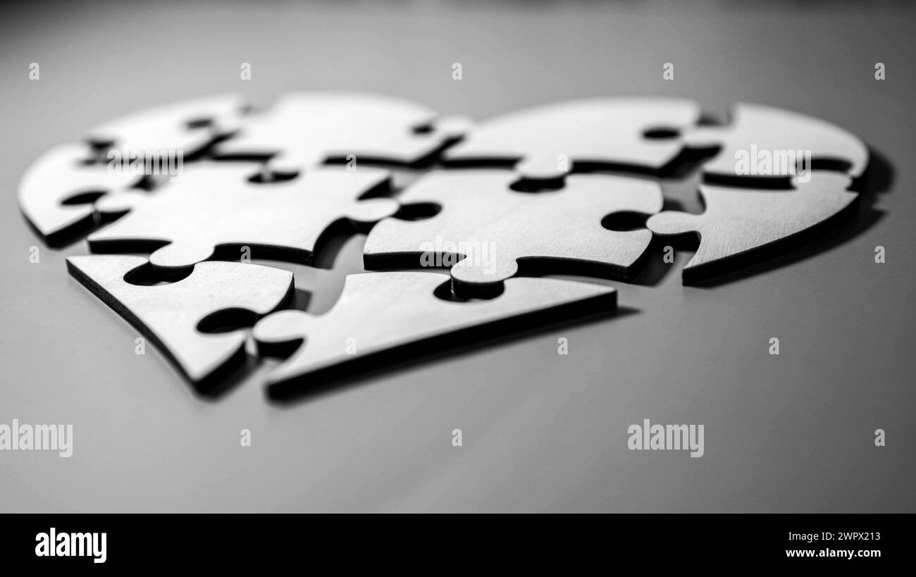 puzzle blanc ressemblent à incomplet heart love icône logo symbole de signe en fond rouge uni Banque D'Images