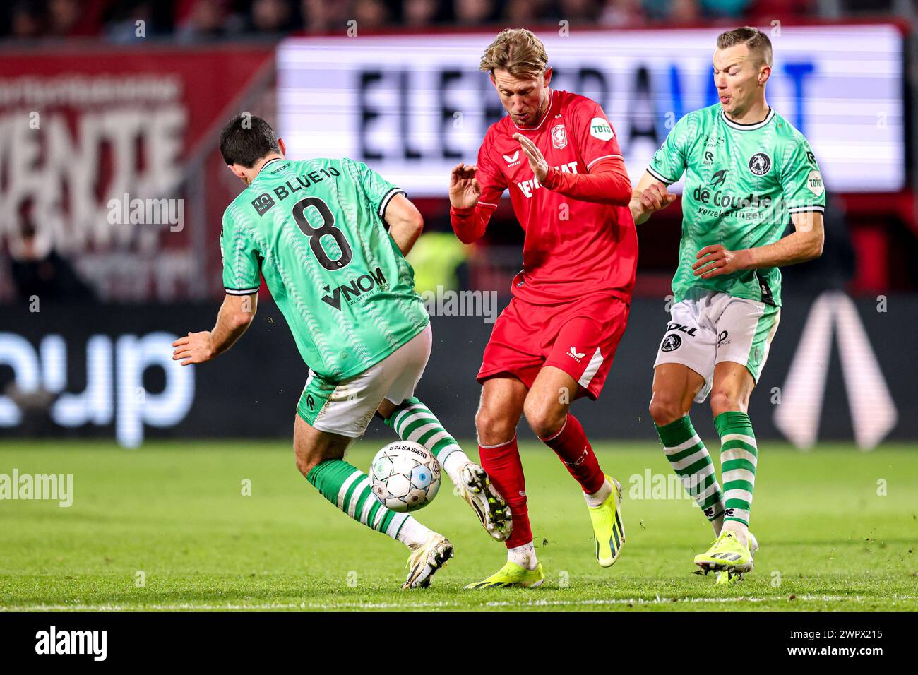 Enschede, pays-Bas. 09 mars 2024. ENSCHEDE, PAYS-BAS - 9 MARS : Pelle Clément du Sparta Rotterdam combat pour la possession avec Michel VLAP du FC Twente, Arno Verschueren du Sparta Rotterdam lors du match néerlandais Eredivisie entre le FC Twente et le Sparta Rotterdam au de Grolsch Veste le 9 mars 2024 à Enschede, pays-Bas. (Photo de Peter Lous/Orange Pictures) crédit : Orange pics BV/Alamy Live News Banque D'Images