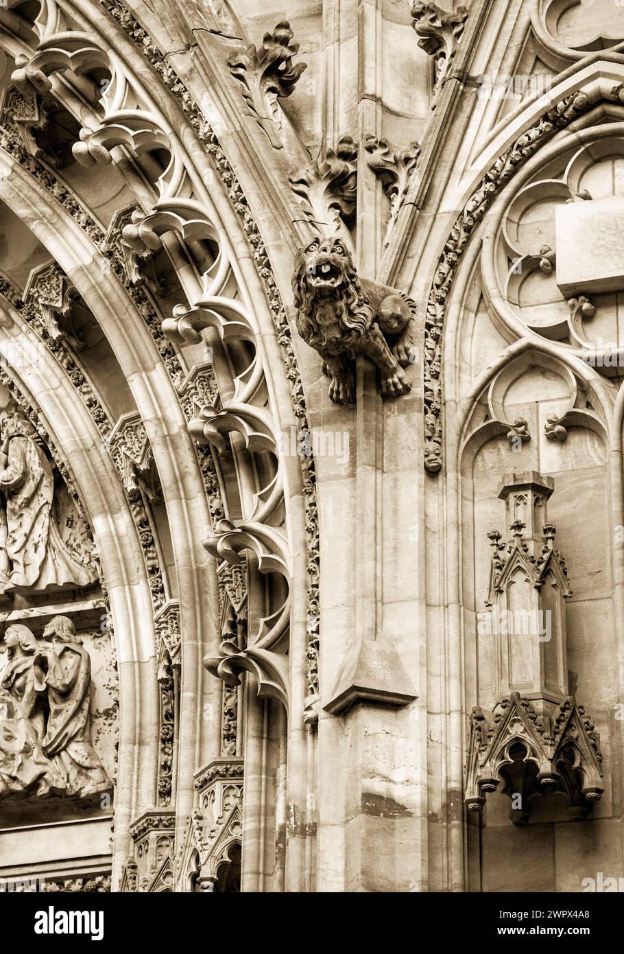Gargoyle de style gothique sur la cathédrale Saint-Guy de Prague. Sépia Banque D'Images