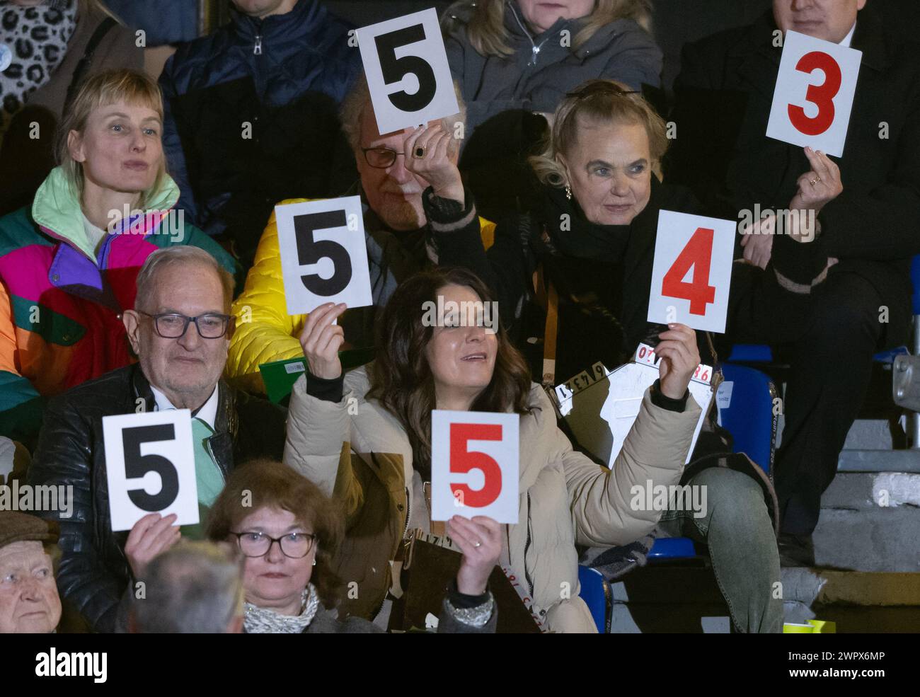 Chemnitz, Allemagne. 09 mars 2024. Anett Pötzsch-Rauschenbach (ci-dessous), championne olympique et mondiale de patinage artistique, Katarina Witt, championne olympique et mondiale de patinage artistique, et Gabriele Seyfert, championne mondiale et européenne de patinage artistique, présentent leurs scores sur la patinoire de Chemnitz. Le spectacle sur glace avec des performances en patinage en couple, danse sur glace et patinage synchronisé a lieu en mémoire de l’entraîneur de patinage artistique Jutta Müller. Müller meurt au début du mois de novembre à l'âge de 94 ans. Crédit : Hendrik Schmidt/dpa/Alamy Live News Banque D'Images