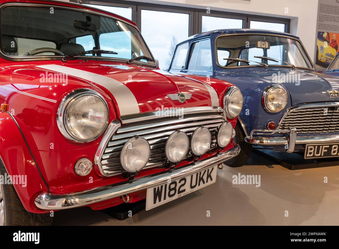 Sparkford.Somerset.United Kingdom.7 janvier 2024.Un Classic Mini Cooper Sport de 2000 et un Austin Super Mini Deluxe Saloon de 1965 sont exposés Banque D'Images