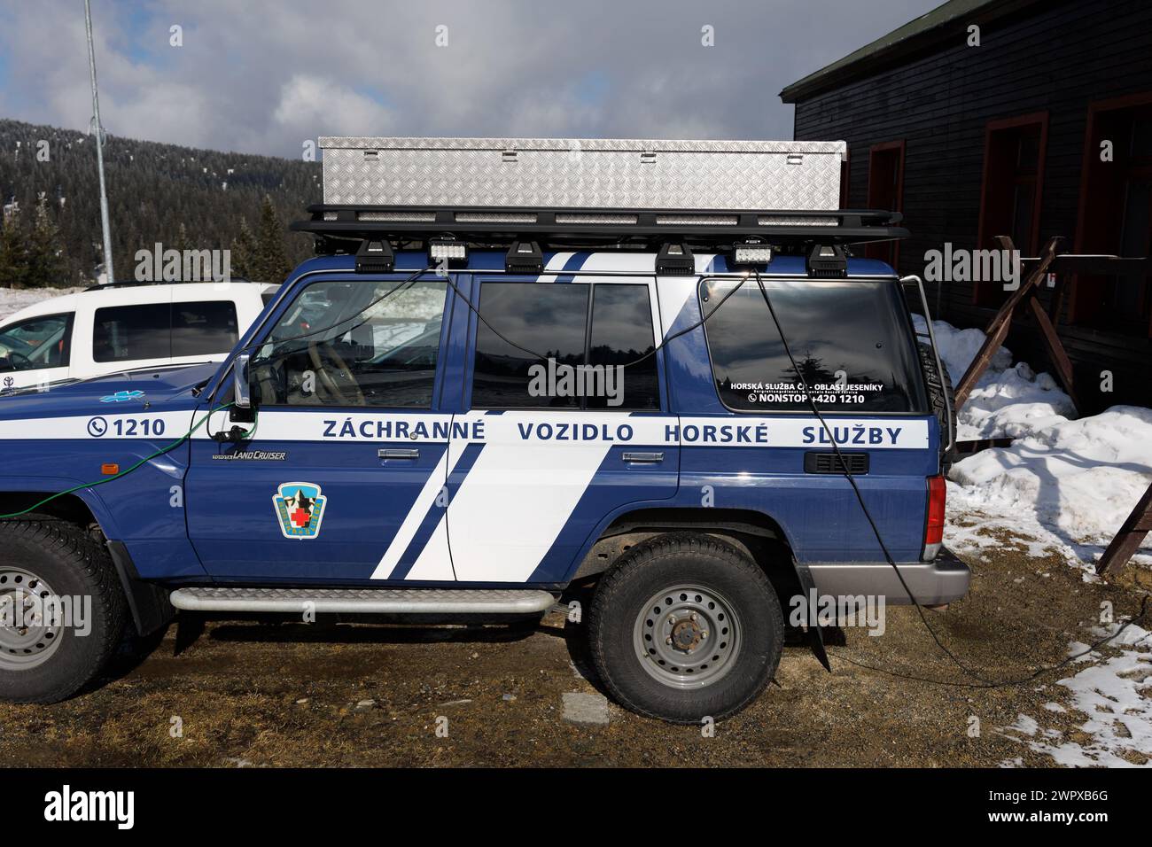 Ovcarna, Jeseniky, République tchèque, Tchéquie - 8 mars 2024 : Service de secours en montagne. Voiture tout-terrain et auto pour sauveteurs. Banque D'Images