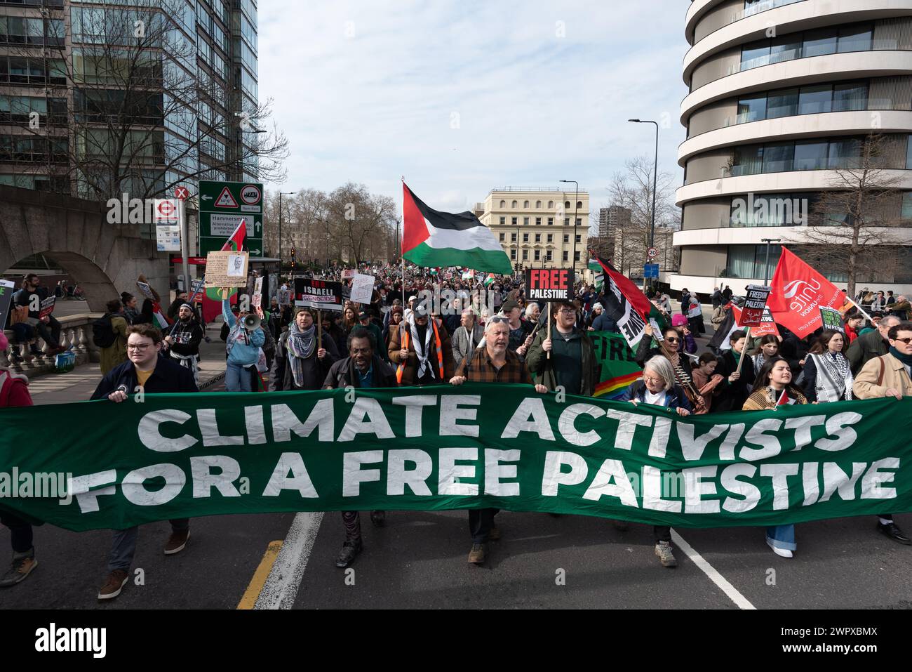 Londres, Royaume-Uni. 9 mars 2024. Des dizaines de milliers de partisans de la Palestine défilent à travers Londres de Hyde Park à l'ambassade des États-Unis pour appeler à un cessez-le-feu et à la fin du soutien britannique et américain au siège, au bombardement et à l'invasion de Gaza par Israël. Sous blocus depuis 2007, Gaza a été décrite par le secrétaire général des Nations Unies Antonio Guterres comme étant "un cimetière pour enfants". Crédit : Ron Fassbender/Alamy Live News Banque D'Images