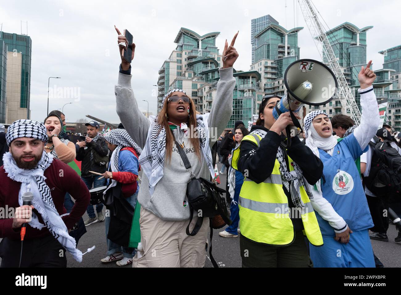 Londres, Royaume-Uni. 9 mars 2024. Des dizaines de milliers de partisans de la Palestine défilent à travers Londres de Hyde Park à l'ambassade des États-Unis pour appeler à un cessez-le-feu et à la fin du soutien britannique et américain au siège, au bombardement et à l'invasion de Gaza par Israël. Sous blocus depuis 2007, Gaza a été décrite par le secrétaire général des Nations Unies Antonio Guterres comme étant "un cimetière pour enfants". Crédit : Ron Fassbender/Alamy Live News Banque D'Images