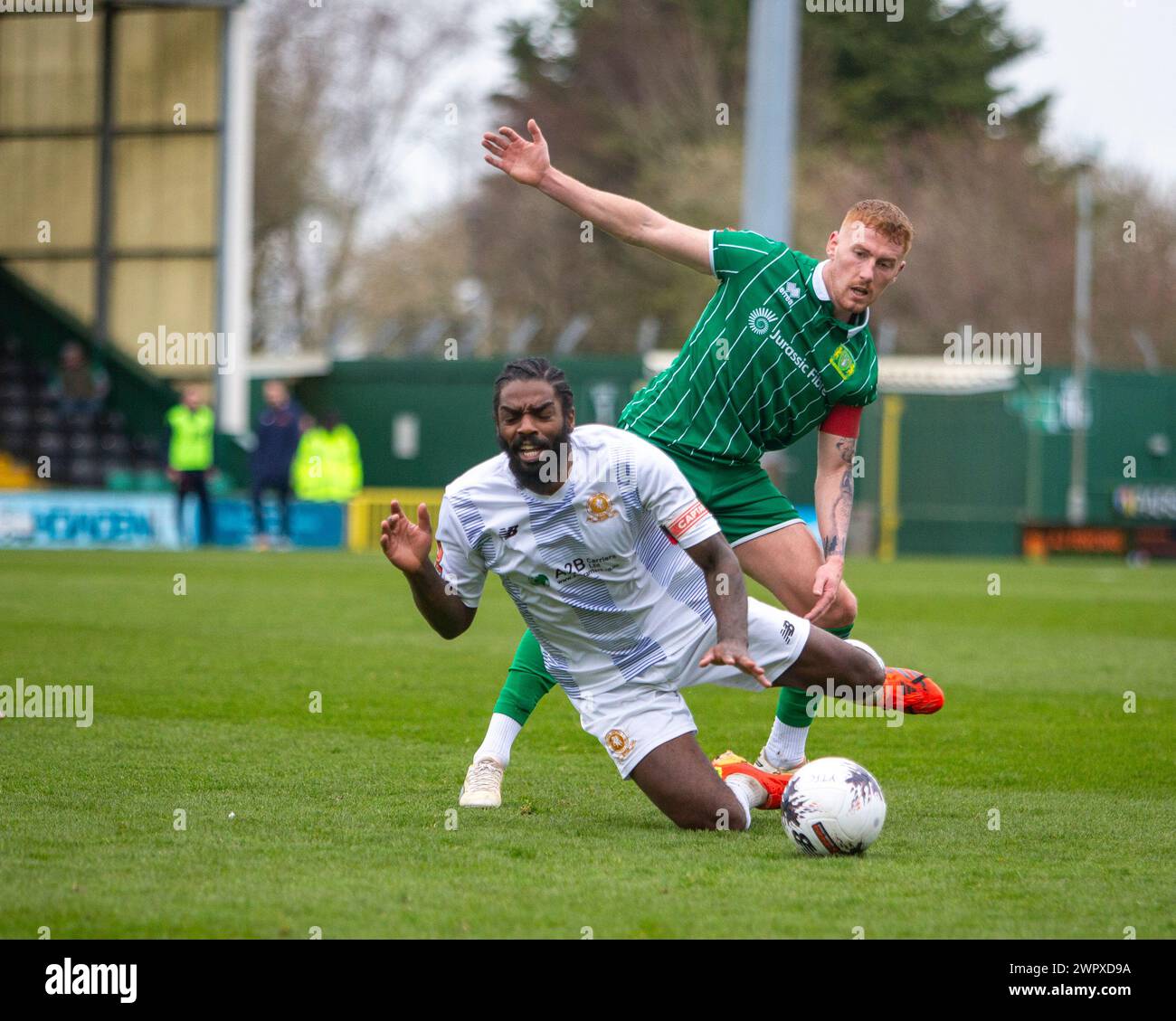 Matt Worthington de Yeovil Town et Anthony Grant de Welling United lors du match de la Ligue nationale Sud au stade Huish Park, Yeovil Picture by Banque D'Images