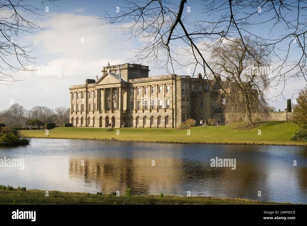 Façade de Lyme Park, manoir élisabéthain du XVIe siècle d'architecture baroque et palladienne dans le parc national Peak District Banque D'Images