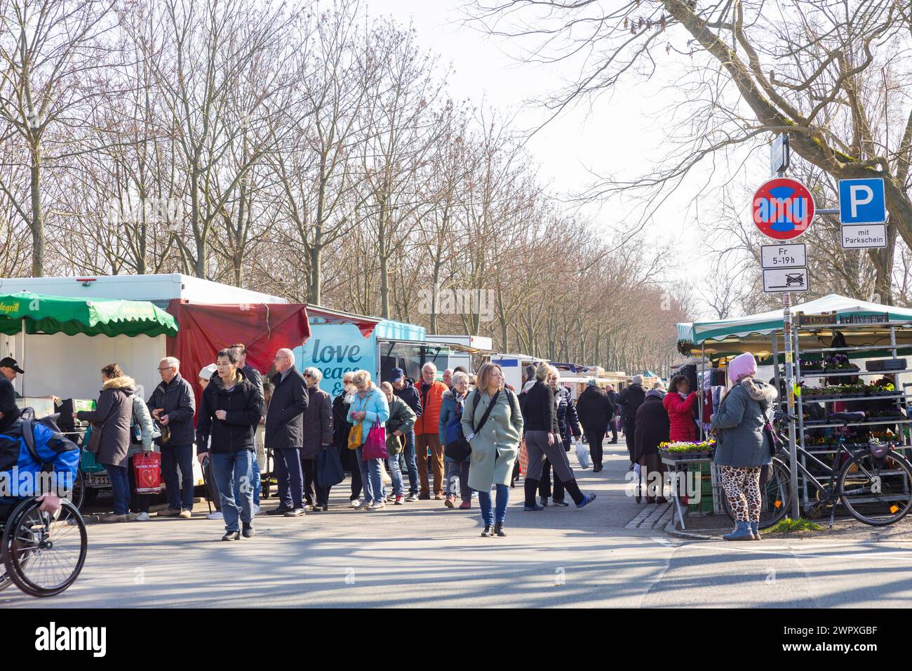 Fondé en 1990, le plus grand marché hebdomadaire de Dresde près du Musée allemand de l'hygiène dans le centre-ville historique accueille les visiteurs le vendredi avec Banque D'Images