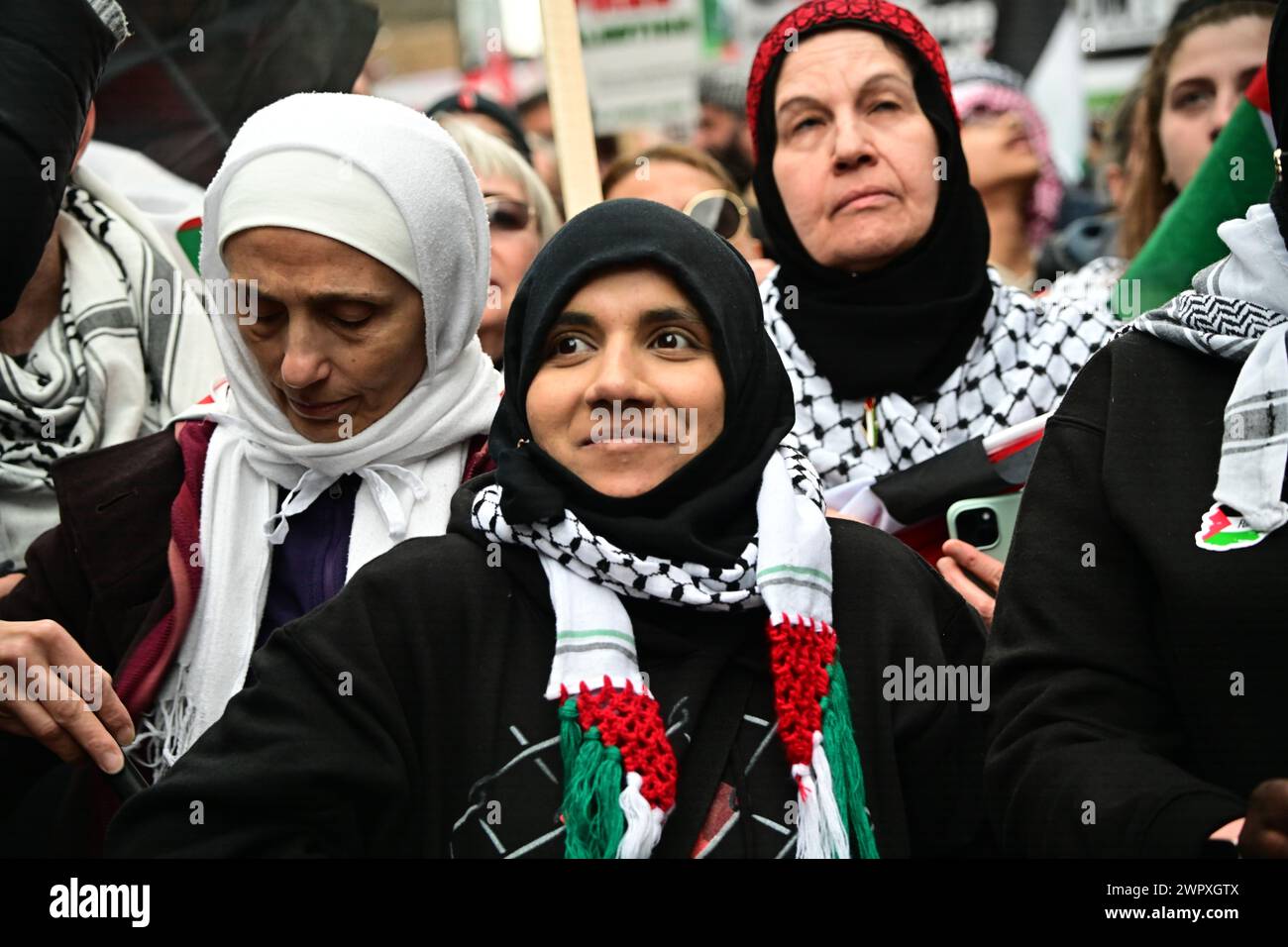 AMBASSADE DES ÉTATS-UNIS, LONDRES, ANGLETERRE, 09 MARS 2024. Des dizaines de milliers de personnes marchent maintenant pour un cessez-le-feu pour arrêter le génocide à Gaza. Israël a maintenant tué plus de 30 000 Palestiniens dans son attaque génocidaire contre des Palestiniens dans la bande de Gaza. Nous devons continuer à descendre dans la rue en solidarité avec la Palestine. Pendant ce temps, le premier ministre non élu Rishi Sunak attaque la liberté de protestation pour les pro-Palestiniens. Seul l'Occident, hérité de la mentalité colonisatrice de leurs ancêtres, connus pour leur soutien à la démocratie, aux droits de l'homme et à la liberté, a le ventre de soutenir à nouveau les Israéliens dans le génocide de Gaza Banque D'Images