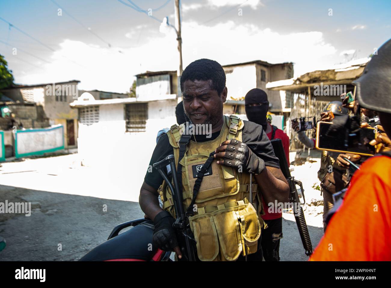 © David Lorens Mentor/MAXPPP - 05/03/2024 le leader de l'alliance des gangs du « vivre ensemble » BARBECUE s'accorde une interview dans sa circonscription générale Delmas 2 Jimmy Chérizier, alias «barbecue» mars 2024 Haiti Crisis: coups de feu intenses signalés près du palais national de Port-au-Prince Top Haiti Gang leader 'barbecue' met en garde contre la guerre civile, Genocide Credit : MAXPPP/Alamy Live News Banque D'Images © David Lorens Mentor/MAXPPP - 05/03/2024 le leader de l'alliance des gangs du « vivre ensemble » BARBECUE s'accorde une interview dans sa circonscription générale Delmas 2 Jimmy Chérizier, alias «barbecue» mars 2024 Haiti Crisis: coups de feu intenses signalés près du palais national de Port-au-Prince Top Haiti Gang leader 'barbecue' met en garde contre la guerre civile, Genocide Credit : MAXPPP/Alamy Live News Banque D'Images