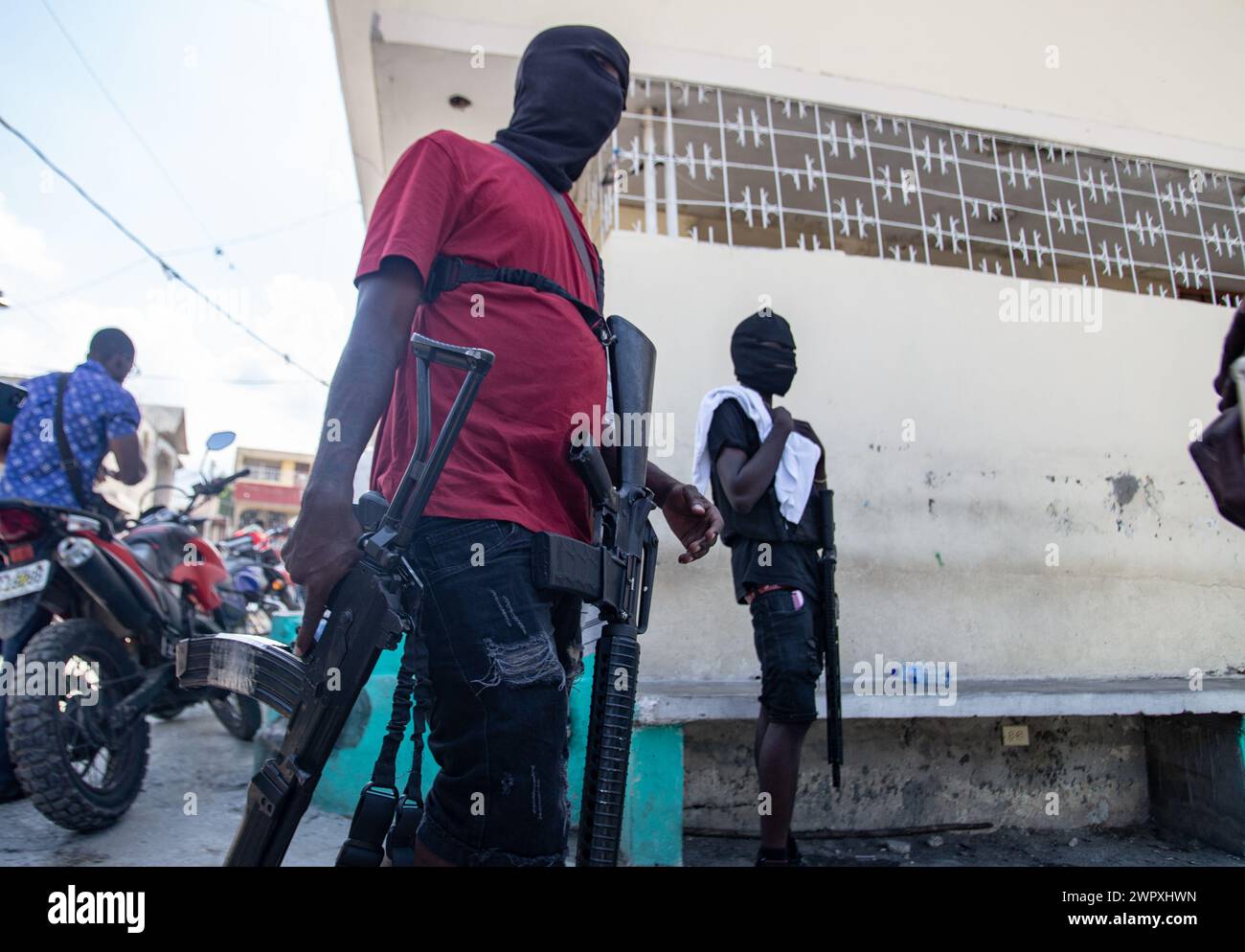 © David Lorens Mentor/MAXPPP - 05/03/2024 soldats de l'alliance des gangs du « vivre ensemble » mars 2024 crise en Haïti : coups de feu violents signalés près du palais national de Port-au-Prince Top Haiti Gang leader '-barbecue' met en garde contre la guerre civile, le génocide. Sur la photo ses soldats crédit : MAXPPP/Alamy Live News Banque D'Images