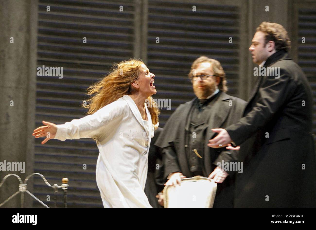 Dying Violetta se précipite dans les bras d'Alfredo - de gauche à droite : Renee Fleming (Violetta Valery), Richard Wiegold (Docteur Grenvil), Joseph Calleja (Alfredo Germont) dans LA TRAVIATA au Royal Opera, Covent Garden Londres WC2 18/06/2009 musique : Giuseppe Verdi livret : Francesco Maria Piave after â€˜la Dame aux cameliasâ€™ de Alexandre Dumas chef d'orchestre: Simone Young design : Bob Crowley éclairage : Jean Kalman chorégraphe : Jane Gibson réalisateur : Richard Eyre Banque D'Images