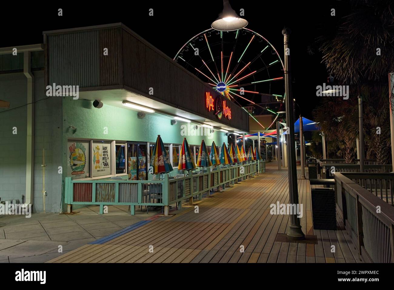 Promenade illuminée, grande roue la nuit à Myrtle Beach, Caroline du Sud — février 2023 Banque D'Images